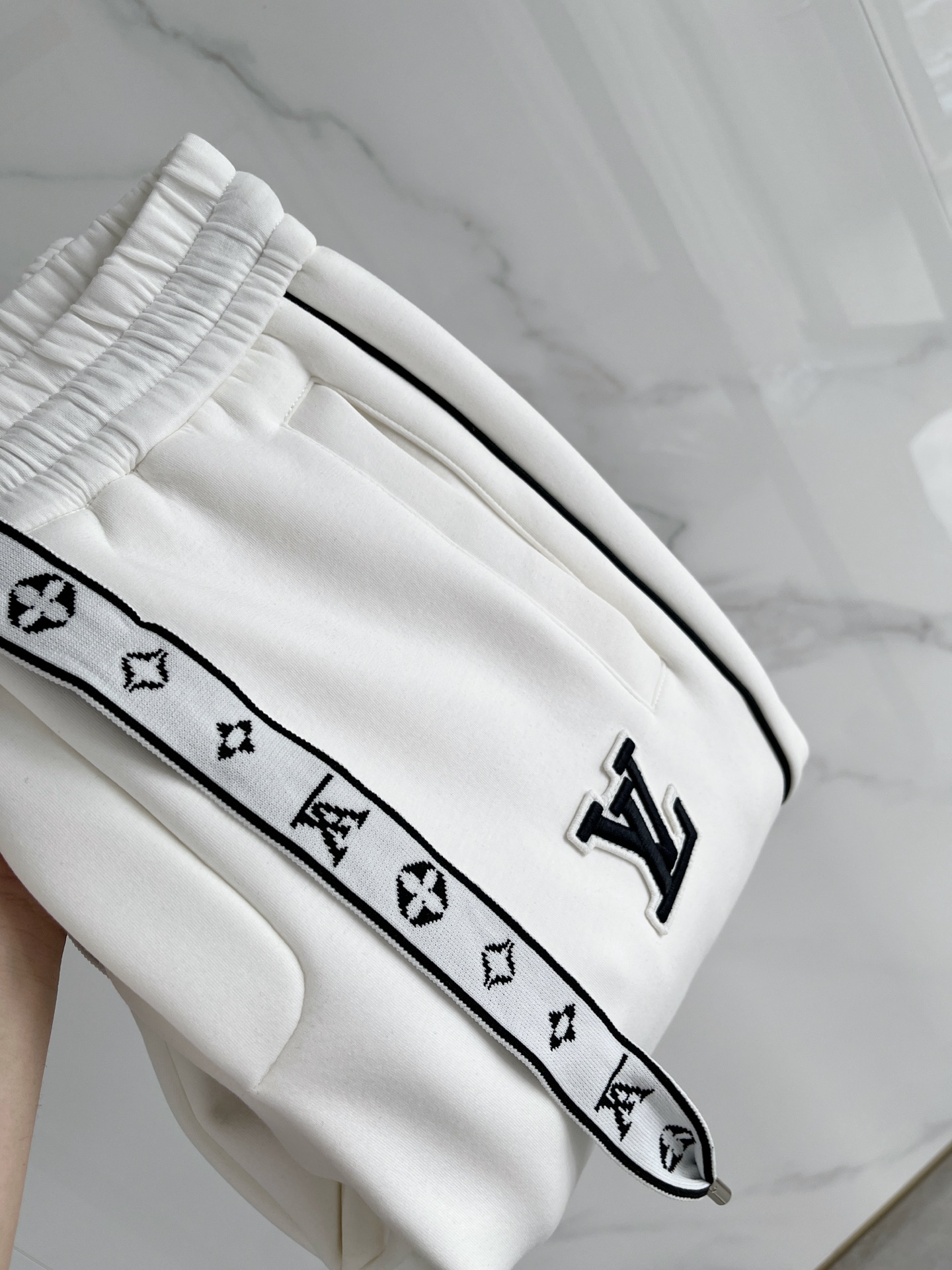 NO:614643,A 28-25 Autumn and Winter #Louis Vuitton Mink Velvet One-piece Velvet Pants are the most indispensable velvet products in autumn and winter, especially trousers of this brand, which are really extremely rare. This model is the latest model on the counter this year. The performance and specifications are online at the same time, making your matching more outstanding and diversified.  Created by splicing styles, this is also the latest street style this year. It is not only an exclusive interpretation, but also major brands have launched this style one after another. It has a luxury similar to fiber pants and takes into account the comfort performance of casual pants. It has a functional style effect, showing more class and fashion performance. Secondly, the trousers are embellished with classic brand elements. This element is definitely a classic among classics. It not only adds to the attraction, but also gives people a bright feeling.  Coupled with the slim fit and three-dimensional cutting design, the upper body is very slim and stylish, and the matching performance is super outstanding. It easily depicts the style segment and gives people a cool and handsome visual effect. Color Black/White Size M L  XL size waist 82 - hip 106 - pants length 100 - foot opening 26 2XL size waist 86 - hip circumference - 110 - pants length 101 - foot opening 27 319860909A 28-25秋冬# Louis Vuitton 驴家 水貂绒一体加绒裤 秋冬最不能缺少的加绒产物,尤其是这种品牌的裤装单品,真的是极其的罕见,此款更是本年度的柜台最新款,性能与规格同步在线的高颜值产物,让你的搭配更加的出彩,更具备多元化 风格拼接打造,这也是今年最新的街头风尚,不仅独家在演绎,各大品牌都是相继推出了这种款式它带着类似于纤维裤的奢华兼顾了休闲裤的舒适性能,带着机能风的效果,更显档次与时尚性能感 其次则是裤身经典的品牌元素点缀,这个元素绝对是经典中的经典,增加看点的同时,更是给人一种眼前一亮的感觉 加上修身有度的版型立体裁剪设计,上身十分的显瘦有型,搭配性能超级的出色出彩,轻松的刻画风格段位,给人一种酷帅十足的视觉效果 颜色黑色/白色 码数M L XL 2XL 3XL M码腰围74-臀围98-裤长99-脚口24 L码腰围78-臀围102-裤长99-脚口25 XL码腰围82-臀围106-裤长100-脚口26 2XL码腰围86-臀围-110-裤长101-脚口27 3XL码腰围90-臀围114-裤长102-脚口28,,louis vuitton,louis vuitton,louis vuitton,alexander wang,Men's clothing