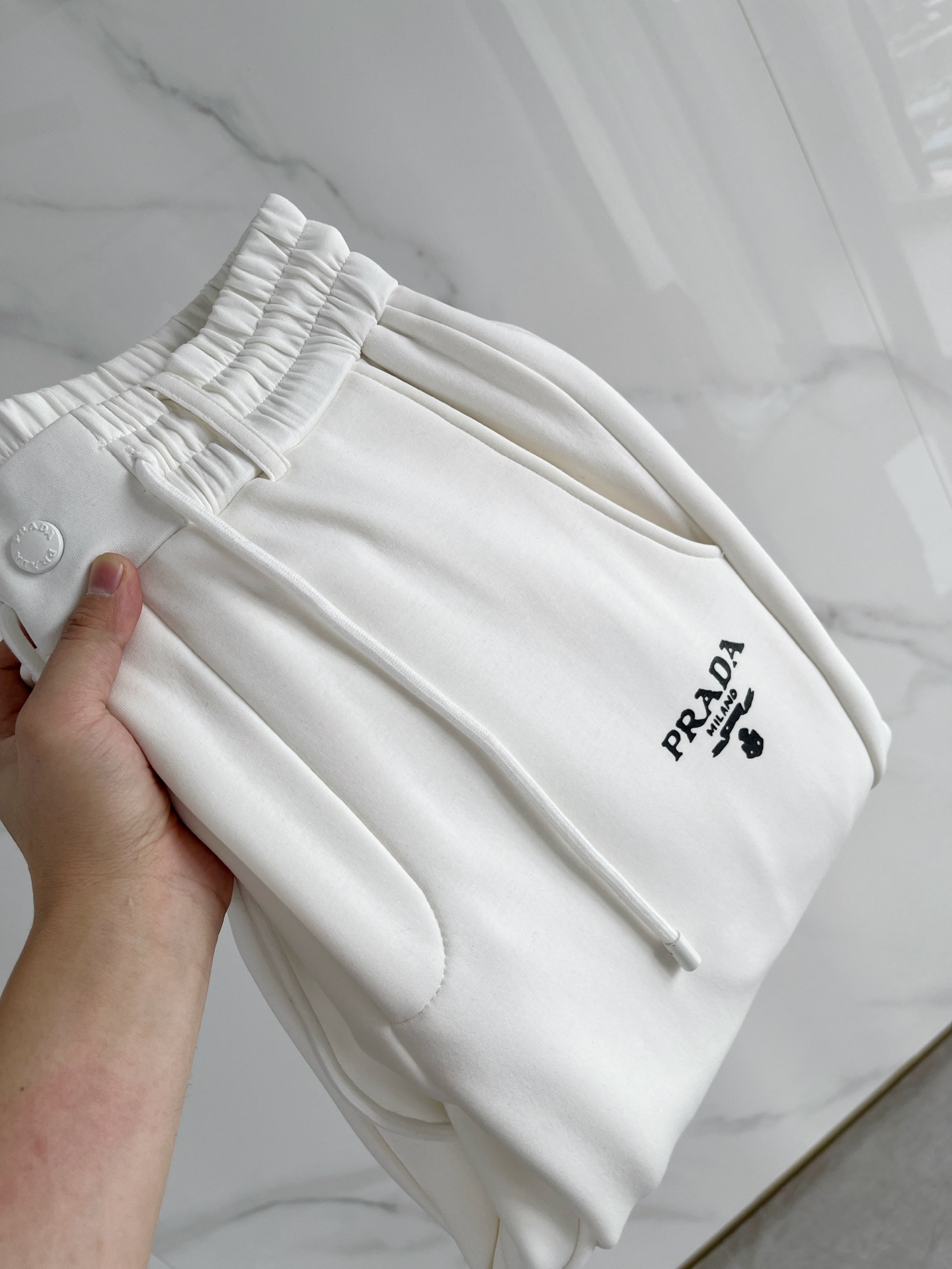 NO:614661,A 28-25 Autumn and Winter# Prada Prada mink velvet all-in-one velvet trousers are the most indispensable velvet products in autumn and winter, especially trousers of this brand, which are really extremely rare. This model is the latest model on the counter this year. The performance and specifications are synchronized online with high-value products, making your matching more outstanding and more diversified.  Created by splicing styles, this is also the latest street style this year. It is not only an exclusive interpretation, but also major brands have launched this style one after another. It has a luxury similar to fiber pants and takes into account the comfort performance of casual pants. It has a functional style effect, showing more class and fashion performance. Secondly, the trousers are embellished with classic brand elements. This element is definitely a classic among classics. It not only adds to the attraction, but also gives people a bright feeling.  Coupled with the slim fit and three-dimensional cutting design, the upper body is very slim and stylish, and the matching performance is super outstanding. It easily depicts the style and gives people a cool and handsome visual effect. Color Black/White/Gray Size M L  XL size waist 82-hip 106-pant length 100-foot opening 26 2XL size waist 86-hip circumference-110-pant length 101-foot opening 27 3XL size waist 90-hip 114-pant length 102-foot opening 28,,prada,prada,alexander wang19860909A 28-25秋冬# Prada 普拉达 水貂绒一体加绒裤 秋冬最不能缺少的加绒产物,尤其是这种品牌的裤装单品,真的是极其的罕见,此款更是本年度的柜台最新款,性能与规格同步在线的高颜值产物,让你的搭配更加的出彩,更具备多元化 风格拼接打造,这也是今年最新的街头风尚,不仅独家在演绎,各大品牌都是相继推出了这种款式它带着类似于纤维裤的奢华兼顾了休闲裤的舒适性能,带着机能风的效果,更显档次与时尚性能感 其次则是裤身经典的品牌元素点缀,这个元素绝对是经典中的经典,增加看点的同时,更是给人一种眼前一亮的感觉 加上修身有度的版型立体裁剪设计,上身十分的显瘦有型,搭配性能超级的出色出彩,轻松的刻画风格段位,给人一种酷帅十足的视觉效果 颜色黑色/白色/灰色 码数M L XL 2XL 3XL M码腰围74-臀围98-裤长99-脚口24 L码腰围78-臀围102-裤长99-脚口25 XL码腰围82-臀围106-裤长100-脚口26 2XL码腰围86-臀围-110-裤长101-脚口27 3XL码腰围90-臀围114-裤长102-脚口28,,prada,prada,alexander wang,Men's clothing