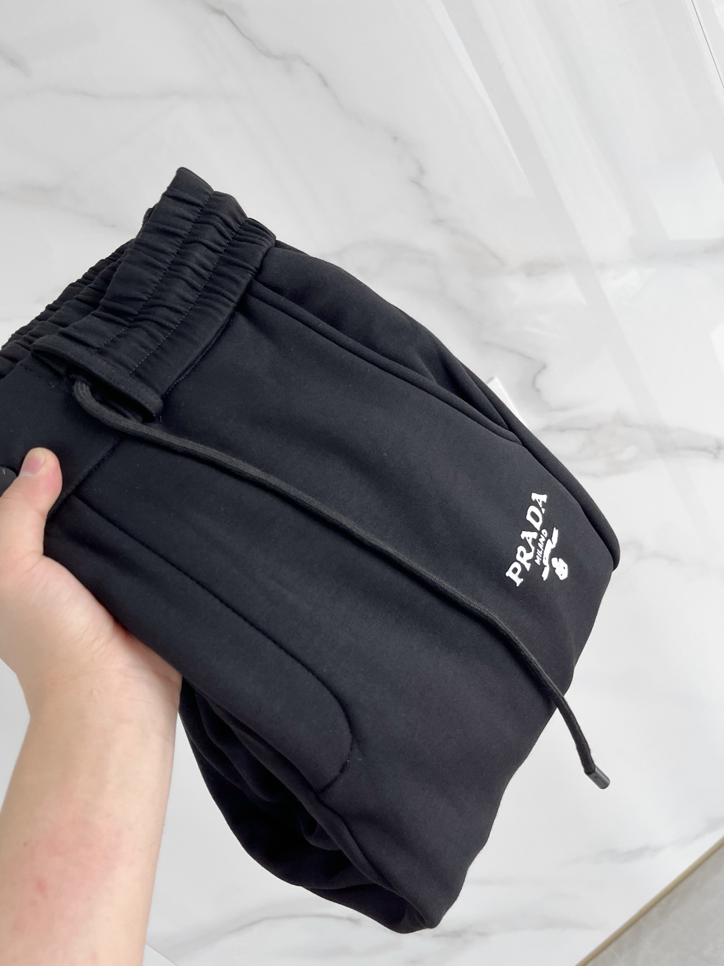 NO:614667,A28-25 Autumn and Winter # Prada Mink velvet all-in-one velvet trousers are the most indispensable velvet products in autumn and winter, especially trousers of this brand, which are really extremely rare. This model is the latest model on the counter this year. The performance and specifications are synchronized online with high-value products, making your matching more outstanding and more diversified.  Created by splicing styles, this is also the latest street style this year. It is not only an exclusive interpretation, but also major brands have launched this style one after another. It has a luxury similar to fiber pants and takes into account the comfort performance of casual pants. It has a functional style effect, showing more class and fashion performance. Secondly, the trousers are embellished with classic brand elements. This element is definitely a classic among classics. It not only adds to the attraction, but also gives people a bright feeling.  Coupled with the slim fit and three-dimensional cutting design, the upper body is very slim and stylish, and the matching performance is super outstanding. It easily depicts the style and gives people a cool and handsome visual effect. Color Black/White/Gray Size M L  XL size waist 82-hip 106-pant length 100-foot opening 26 2XL size waist 86-hip circumference-110-pant length 101-foot opening 27 3XL size waist 90-hip 114-pant length 102-foot opening 28,,prada,prada,alexander wang19860909A28-25秋冬# Prada 普拉达 水貂绒一体加绒裤 秋冬最不能缺少的加绒产物,尤其是这种品牌的裤装单品,真的是极其的罕见,此款更是本年度的柜台最新款,性能与规格同步在线的高颜值产物,让你的搭配更加的出彩,更具备多元化 风格拼接打造,这也是今年最新的街头风尚,不仅独家在演绎,各大品牌都是相继推出了这种款式它带着类似于纤维裤的奢华兼顾了休闲裤的舒适性能,带着机能风的效果,更显档次与时尚性能感 其次则是裤身经典的品牌元素点缀,这个元素绝对是经典中的经典,增加看点的同时,更是给人一种眼前一亮的感觉 加上修身有度的版型立体裁剪设计,上身十分的显瘦有型,搭配性能超级的出色出彩,轻松的刻画风格段位,给人一种酷帅十足的视觉效果 颜色黑色/白色/灰色 码数M L XL 2XL 3XL M码腰围74-臀围98-裤长99-脚口24 L码腰围78-臀围102-裤长99-脚口25 XL码腰围82-臀围106-裤长100-脚口26 2XL码腰围86-臀围-110-裤长101-脚口27 3XL码腰围90-臀围114-裤长102-脚口28,,prada,prada,alexander wang,Men's clothing