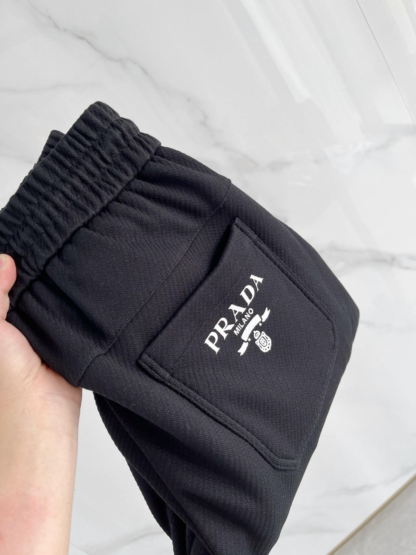 NO:614679,A 28-25 Autumn and Winter# Prada Prada mink velvet all-in-one velvet trousers are the most indispensable velvet products in autumn and winter, especially trousers of this brand, which are really extremely rare. This model is the latest model on the counter this year. The performance and specifications are synchronized online with high-value products, making your matching more outstanding and more diversified.  Created by splicing styles, this is also the latest street style this year. It is not only an exclusive interpretation, but also major brands have launched this style one after another. It has a luxury similar to fiber pants and takes into account the comfort performance of casual pants. It has a functional style effect, showing more class and fashion performance. Secondly, the trousers are embellished with classic brand elements. This element is definitely a classic among classics. It not only adds to the attraction, but also gives people a bright feeling.  Coupled with the slim fit and three-dimensional cutting design, the upper body is very slim and stylish, and the matching performance is super outstanding. It easily depicts the style and gives people a cool and handsome visual effect. Color Black/White/Blue Size M L  XL size waist 82-hip 106-pant length 100-foot opening 26 2XL size waist 86-hip circumference-110-pant length 101-foot opening 27 3XL size waist 90-hip 114-pant length 102-foot opening 28,,prada,prada,alexander wang19860909A 28-25秋冬# Prada 普拉达 水貂绒一体加绒裤 秋冬最不能缺少的加绒产物,尤其是这种品牌的裤装单品,真的是极其的罕见,此款更是本年度的柜台最新款,性能与规格同步在线的高颜值产物,让你的搭配更加的出彩,更具备多元化 风格拼接打造,这也是今年最新的街头风尚,不仅独家在演绎,各大品牌都是相继推出了这种款式它带着类似于纤维裤的奢华兼顾了休闲裤的舒适性能,带着机能风的效果,更显档次与时尚性能感 其次则是裤身经典的品牌元素点缀,这个元素绝对是经典中的经典,增加看点的同时,更是给人一种眼前一亮的感觉 加上修身有度的版型立体裁剪设计,上身十分的显瘦有型,搭配性能超级的出色出彩,轻松的刻画风格段位,给人一种酷帅十足的视觉效果 颜色黑色/白色/蓝色 码数M L XL 2XL 3XL M码腰围74-臀围98-裤长99-脚口24 L码腰围78-臀围102-裤长99-脚口25 XL码腰围82-臀围106-裤长100-脚口26 2XL码腰围86-臀围-110-裤长101-脚口27 3XL码腰围90-臀围114-裤长102-脚口28,,prada,prada,alexander wang,Men's clothing