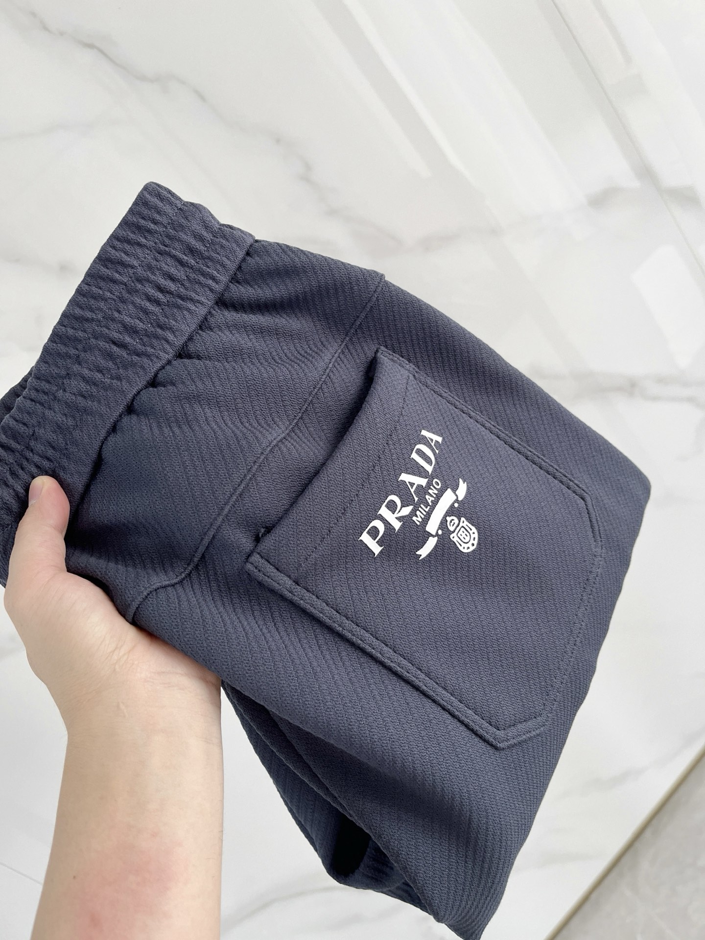 NO:614685,A28-25 Autumn and Winter# Prada Mink velvet all-in-one is the most indispensable velvet product in autumn and winter, especially trousers of this brand. It is really extremely rare. This model is the latest model on the counter this year. The performance and specifications are synchronized online with high-value products, making your matching more outstanding and more diversified.  Created by splicing styles, this is also the latest street style this year. It is not only an exclusive interpretation, but also major brands have launched this style one after another. It has a luxury similar to fiber pants and takes into account the comfort performance of casual pants. It has a functional style effect, showing more class and fashion performance. Secondly, the trousers are embellished with classic brand elements. This element is definitely a classic among classics. It not only adds to the attraction, but also gives people a bright feeling.  Coupled with the slim fit and three-dimensional cutting design, the upper body is very slim and stylish, and the matching performance is super outstanding. It easily depicts the style and gives people a cool and handsome visual effect. Color Black/White/Blue Size M L  XL size waist 82-hip 106-pant length 100-foot opening 26 2XL size waist 86-hip circumference-110-pant length 101-foot opening 27 3XL size waist 90-hip 114-pant length 102-foot opening 28,,prada,prada,alexander wang19860909A28-25秋冬# Prada 普拉达 水貂绒一体加 秋冬最不能缺少的加绒产物,尤其是这种品牌的裤装单品,真的是极其的罕见,此款更是本年度的柜台最新款,性能与规格同步在线的高颜值产物,让你的搭配更加的出彩,更具备多元化 风格拼接打造,这也是今年最新的街头风尚,不仅独家在演绎,各大品牌都是相继推出了这种款式它带着类似于纤维裤的奢华兼顾了休闲裤的舒适性能,带着机能风的效果,更显档次与时尚性能感 其次则是裤身经典的品牌元素点缀,这个元素绝对是经典中的经典,增加看点的同时,更是给人一种眼前一亮的感觉 加上修身有度的版型立体裁剪设计,上身十分的显瘦有型,搭配性能超级的出色出彩,轻松的刻画风格段位,给人一种酷帅十足的视觉效果 颜色黑色/白色/蓝色 码数M L XL 2XL 3XL M码腰围74-臀围98-裤长99-脚口24 L码腰围78-臀围102-裤长99-脚口25 XL码腰围82-臀围106-裤长100-脚口26 2XL码腰围86-臀围-110-裤长101-脚口27 3XL码腰围90-臀围114-裤长102-脚口28,,prada,prada,alexander wang,Men's clothing