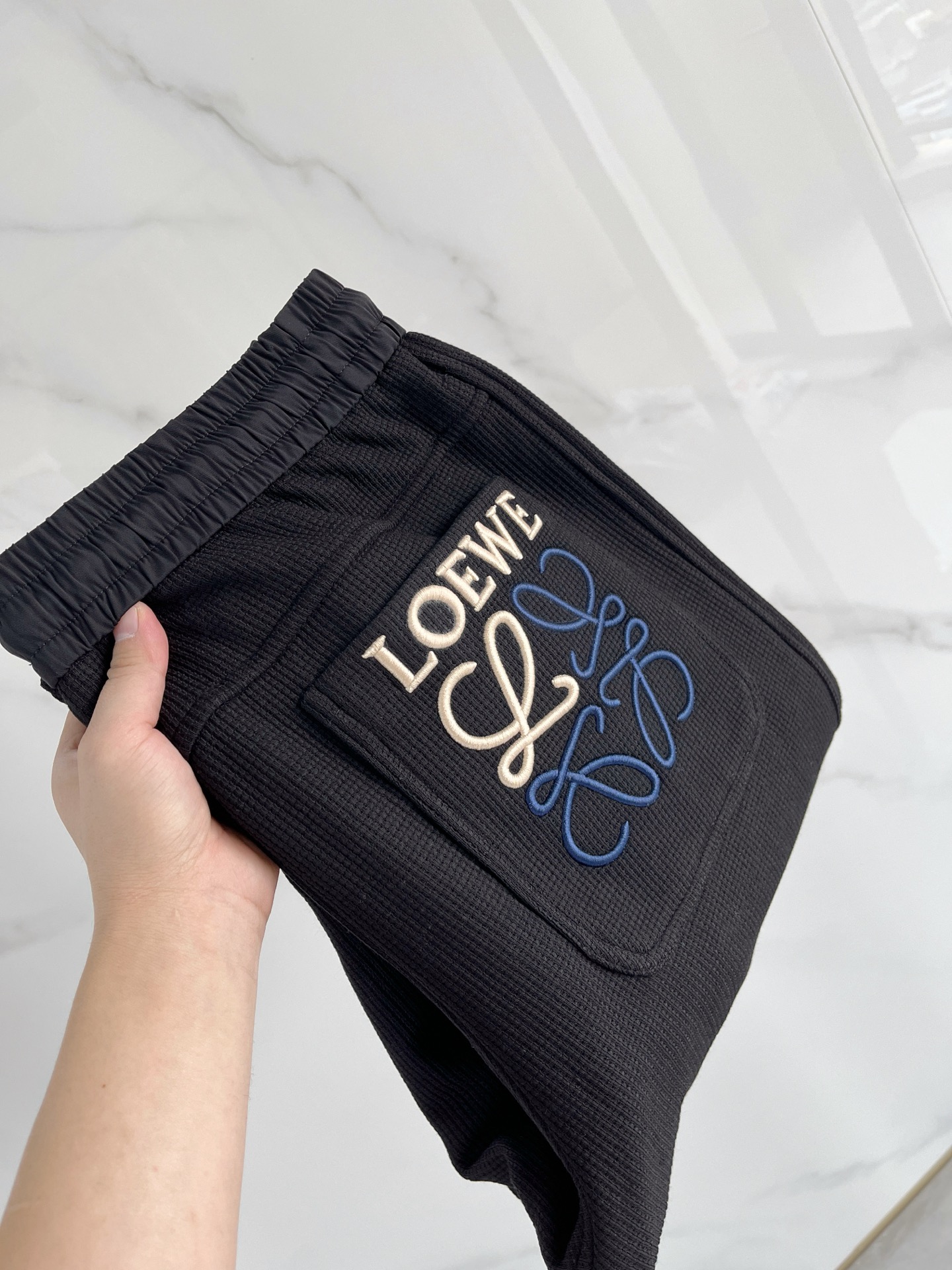 NO:614673,A28-25 Autumn and Winter # Loewe mink velvet all-in-one velvet trousers are the most indispensable velvet products in autumn and winter, especially trousers of this brand, which are really extremely rare. This model is the latest model on the counter this year. The performance and specifications are synchronized online with high-value products, making your matching more outstanding and diversified.  Created by splicing styles, this is also the latest street style this year. It is not only an exclusive interpretation, but also major brands have launched this style one after another. It has a luxury similar to fiber pants and takes into account the comfort performance of casual pants. It has a functional style effect, showing more class and fashion performance. Secondly, the trousers are embellished with classic brand elements. This element is definitely a classic among classics. It not only adds to the attraction, but also gives people a bright feeling.  Coupled with the slim fit and three-dimensional cutting design, the upper body is very slim and stylish, and the matching performance is super outstanding. It easily depicts the style and gives people a cool and handsome visual effect. Color Black/Apricot Size M L  XL size waist 82-hip 106-pant length 100-foot opening 26 2XL size waist 86-hip circumference-110-pant length 101-foot opening 27 3XL size waist 90-hip 114-pant length 102-foot opening 28,,loewe,loewe,alexander wang19860909A28-25秋冬# Loewe 罗意威 水貂绒一体加绒裤 秋冬最不能缺少的加绒产物,尤其是这种品牌的裤装单品,真的是极其的罕见,此款更是本年度的柜台最新款,性能与规格同步在线的高颜值产物,让你的搭配更加的出彩,更具备多元化 风格拼接打造,这也是今年最新的街头风尚,不仅独家在演绎,各大品牌都是相继推出了这种款式它带着类似于纤维裤的奢华兼顾了休闲裤的舒适性能,带着机能风的效果,更显档次与时尚性能感 其次则是裤身经典的品牌元素点缀,这个元素绝对是经典中的经典,增加看点的同时,更是给人一种眼前一亮的感觉 加上修身有度的版型立体裁剪设计,上身十分的显瘦有型,搭配性能超级的出色出彩,轻松的刻画风格段位,给人一种酷帅十足的视觉效果 颜色黑色/杏色 码数M L XL 2XL 3XL M码腰围74-臀围98-裤长99-脚口24 L码腰围78-臀围102-裤长99-脚口25 XL码腰围82-臀围106-裤长100-脚口26 2XL码腰围86-臀围-110-裤长101-脚口27 3XL码腰围90-臀围114-裤长102-脚口28,,loewe,loewe,alexander wang,Men's clothing