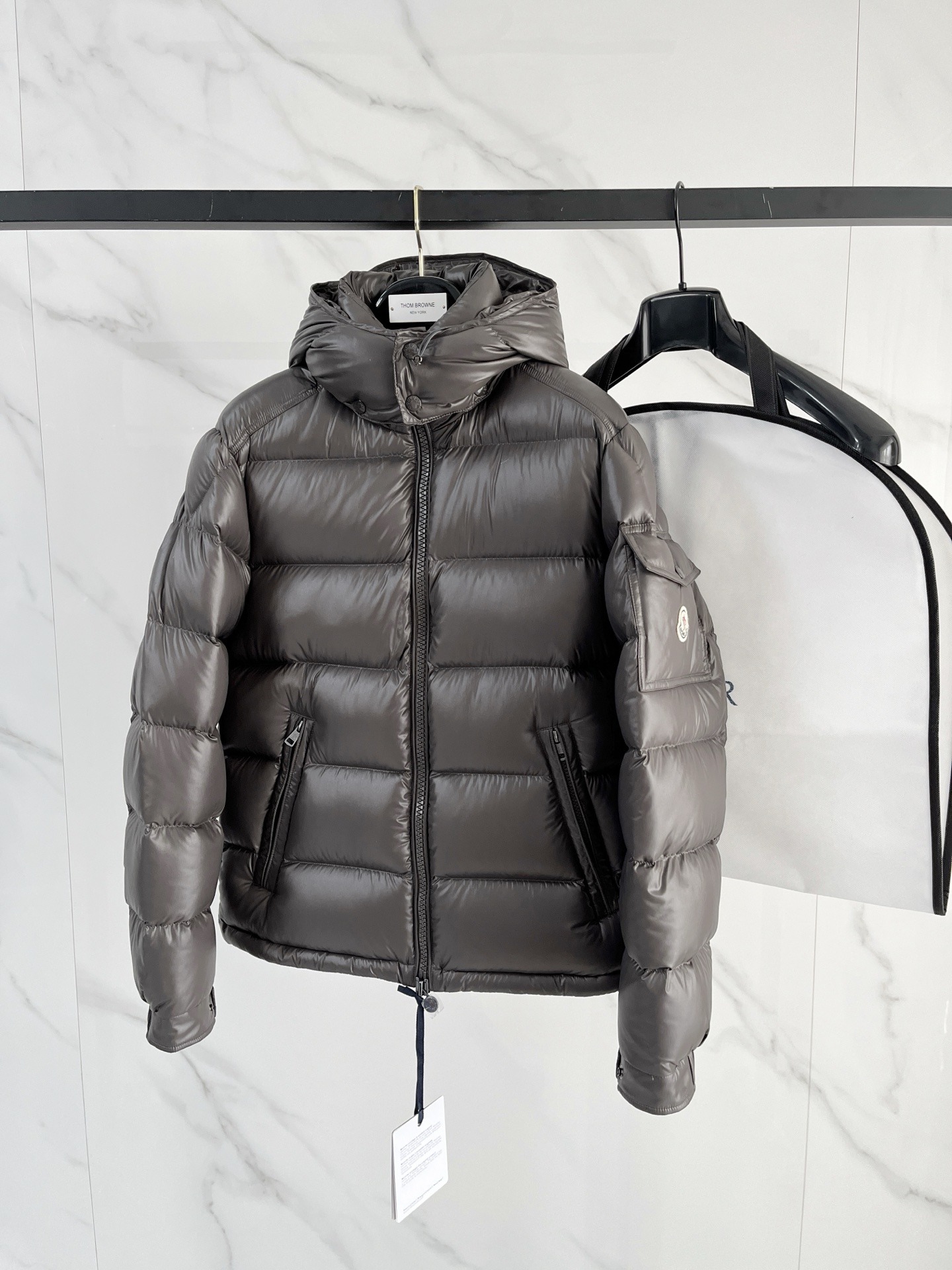 NO:684825,Goose down version, new color, hot style for mouth coverings, 2025 autumn and winter new original 1:1 customized hardware accessories, all imported and original customization, welcome to compare at the counter, absolutely high quality, using top-grade goose down, super soft, full of feathers, super heavy fabric, perfect workmanship, attention to the fabric is super comfortable, exclusive model, non-market goods, same size for men and women, black gray 1-6. Other colors 1-5,,Moncler,19860909鹅绒版本 新颜色 蒙口爆款 2025秋冬新款原版1:1订制五金配件全进口原版定制 欢迎专柜对比 绝对的高品质 采用顶级鹅绒 超柔软 充羽量蓬松饱满 超级重面料做工杠杠的版型完美 注意面料超舒服 独家款 非市场货 男女同款尺码黑色灰色1-6.其他颜色1-5,,Moncler,,Men's clothing