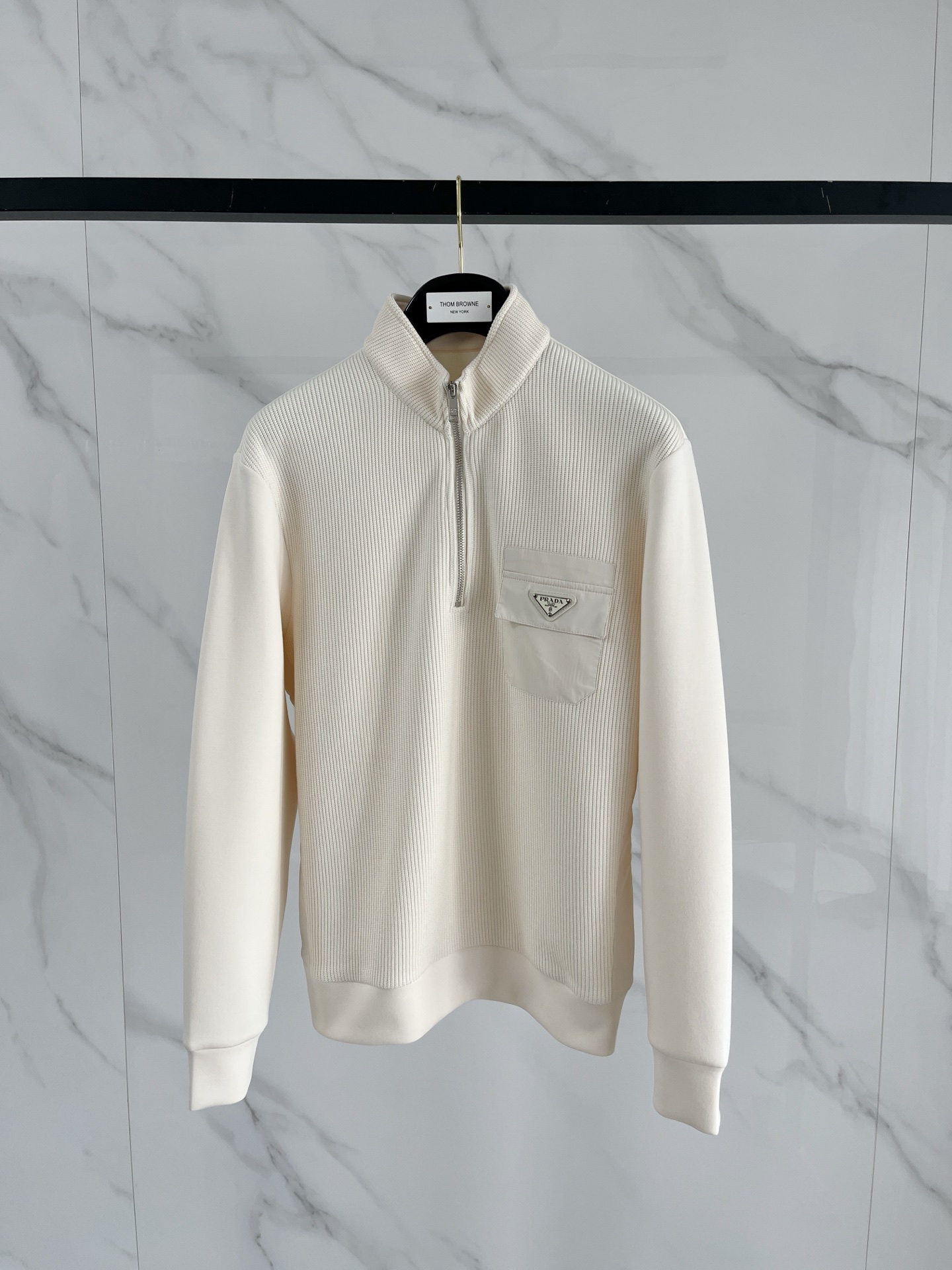 NO:601784,Prada 2025 Autumn and Winter Wool blended pullover knitted sweatshirt. The geometric leather pocket design is very bright. The logo letter buttons highlight the texture. The overall design of the upper body is fashionable and gives a modern feel. The tailoring has a fitted tailoring. The collar slightly fits the neck, making the overall upper body more youthful and fashionable. The fabric is made of custom-woven wool blended material. It has the characteristics of easy care. The surface has a wool texture. The upper body is comfortable and warm. It looks high-end and has a good crisp feeling at the same time.  Color Black Beige Size M-3XL Try on 172-148 Wear size L for a slim fit, prada, hoodie, sweatshirts, alexander wang19860909普拉达 2025秋冬 羊毛混纺套头针织卫衣 几何拼皮的口袋设计 很有亮点,标志字母纽扣 细节上凸显质感 整体设计上身时尚而赋予现代气息感合体的剪裁,领口微微贴合颈部,让整体上身更显年轻时尚 , 面料采用客供定织羊毛混纺材质 有着易打理的特点 表面有着羊毛质感 上身舒适保暖 ,显高档的同时 又有很好挺括感 颜色 黑色 米色码数M-3XL 试穿172-148 穿L码修身感,,prada,hoodie,sweatshirts,alexander wang,Men's clothing