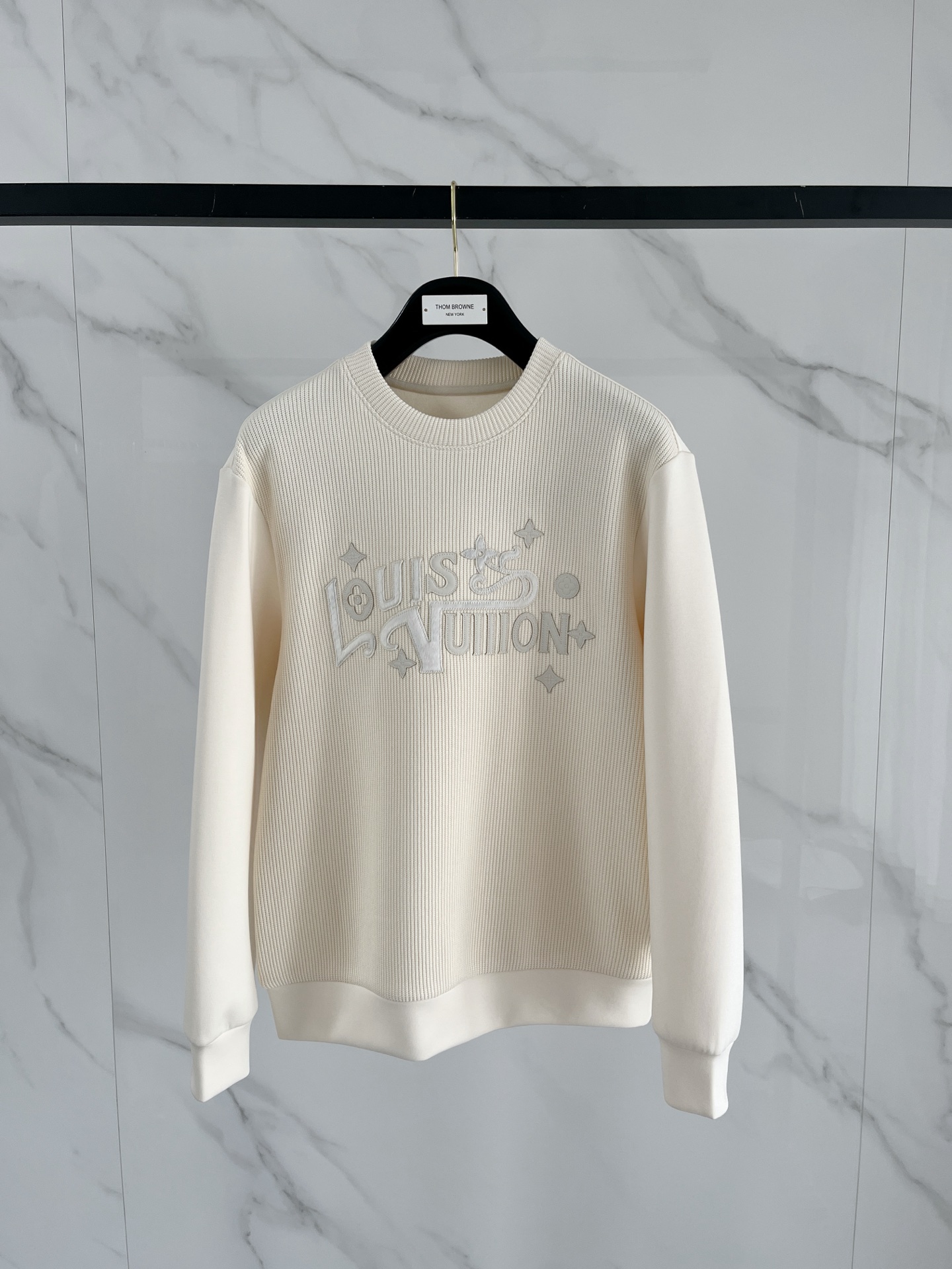 NO:601772,.lv 2025 Autumn and Winter Wool blended pullover knitted sweatshirt. The geometric patchwork pocket design is very bright, and the logo letter buttons highlight the texture. The overall design of the upper body is fashionable and gives a modern feel. The tailoring is fitted, and the collar slightly fits the neck, making the overall upper body more youthful and fashionable. The fabric is made of custom-woven wool blended material. It has the characteristics of easy care. The surface has the texture of wool. The upper body is comfortable and warm. It looks high-end and has a good crisp feeling at the same time.  Color Black Brown Gray Size M-3XL Try on 172-148 Wear size L for a slim fit, Louis Vuitton, hoodie, sweatshirts, alexander wang19860909.lv 2025秋冬 羊毛混纺套头针织卫衣 几何拼皮的口袋设计 很有亮点,标志字母纽扣 细节上凸显质感 整体设计上身时尚而赋予现代气息感合体的剪裁,领口微微贴合颈部,让整体上身更显年轻时尚 , 面料采用客供定织羊毛混纺材质 有着易打理的特点 表面有着羊毛质感 上身舒适保暖 ,显高档的同时 又有很好挺括感 颜色 黑色 咖色 灰色 码数M-3XL 试穿172-148 穿L码修身感,,louis vuitton,hoodie,sweatshirts,alexander wang,Men's clothing