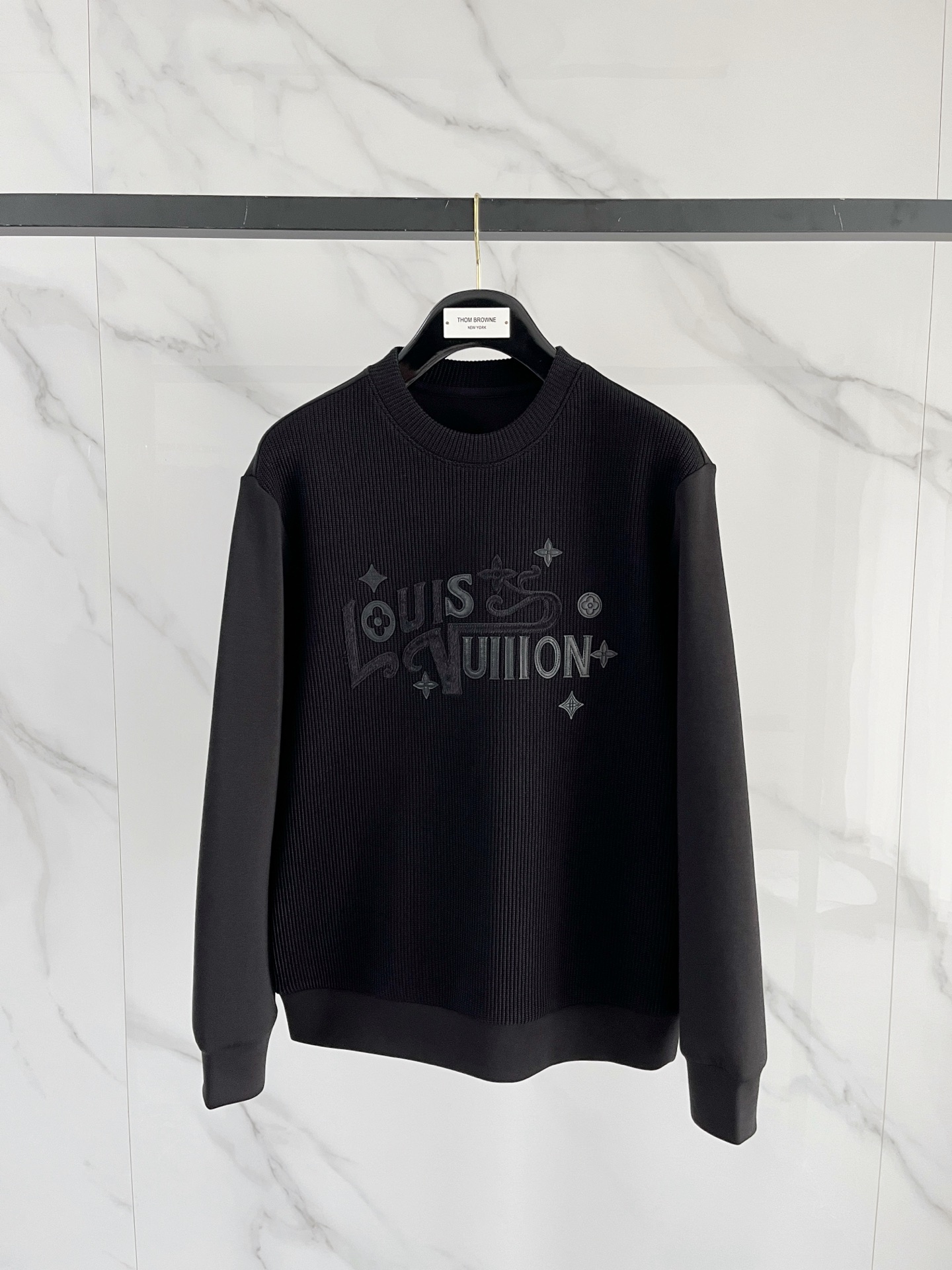 NO:601775,.lv 2025 Autumn and Winter Wool blended pullover knitted sweatshirt. The geometric patchwork pocket design is very bright, and the logo letter buttons highlight the texture. The overall design of the upper body is fashionable and gives a modern feel. The tailoring is fitted, and the collar slightly fits the neck, making the overall upper body more youthful and fashionable. The fabric is made of custom-woven wool blended material. It has the characteristics of easy care. The surface has the texture of wool. The upper body is comfortable and warm. It looks high-end and has a good crisp feeling at the same time.  Color black beige Size M-3XL Try on 172-148 Wear size L for a slim fit, Louis Vuitton, hoodie, sweatshirts, alexander wang19860909.lv 2025秋冬 羊毛混纺套头针织卫衣 几何拼皮的口袋设计 很有亮点,标志字母纽扣 细节上凸显质感 整体设计上身时尚而赋予现代气息感合体的剪裁,领口微微贴合颈部,让整体上身更显年轻时尚 , 面料采用客供定织羊毛混纺材质 有着易打理的特点 表面有着羊毛质感 上身舒适保暖 ,显高档的同时 又有很好挺括感 颜色 黑色 米色 码数M-3XL 试穿172-148 穿L码修身感,,louis vuitton,hoodie,sweatshirts,alexander wang,Men's clothing