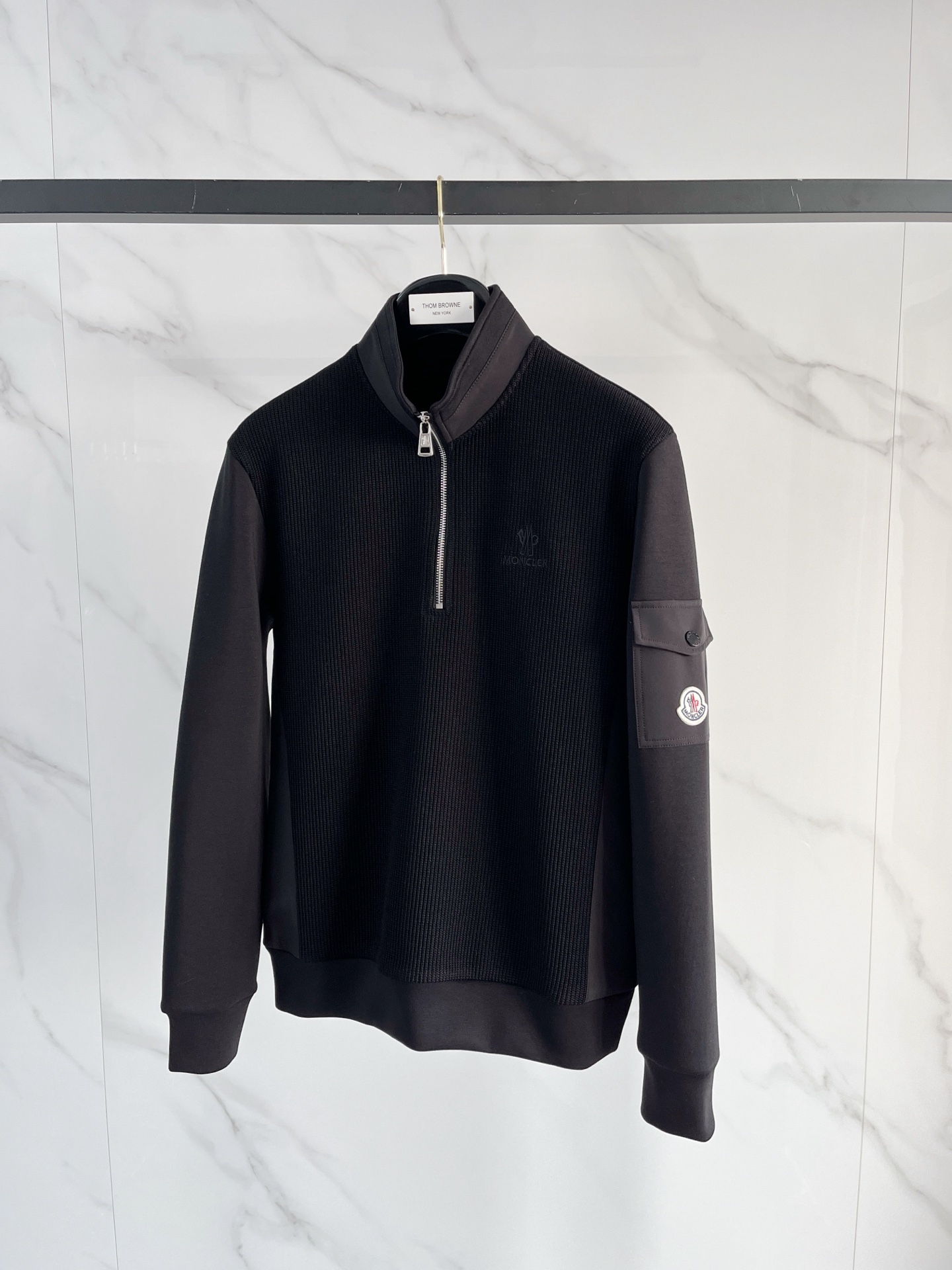 NO:601787,Mengkou 2025 Autumn and Winter Wool blended pullover knitted sweatshirt. The geometric patchwork pocket design is very bright, and the logo letter buttons highlight the texture. The overall design of the upper body is fashionable and gives a modern feel. The tailoring is fitted, and the collar slightly fits the neck, making the overall upper body more youthful and fashionable. The fabric is made of custom-woven wool blended material. It has the characteristics of easy care. The surface has a wool texture. The upper body is comfortable and warm. It looks high-end and has a good crisp feeling at the same time.  Color black beige Size M-3XL Try on 172-148 Wear size L for a slim fit, Moncler, hoodie, sweatshirts, alexander wang19860909蒙口 2025秋冬 羊毛混纺套头针织卫衣 几何拼皮的口袋设计 很有亮点,标志字母纽扣 细节上凸显质感 整体设计上身时尚而赋予现代气息感合体的剪裁,领口微微贴合颈部,让整体上身更显年轻时尚 , 面料采用客供定织羊毛混纺材质 有着易打理的特点 表面有着羊毛质感 上身舒适保暖 ,显高档的同时 又有很好挺括感 颜色 黑色 米色 码数M-3XL 试穿172-148 穿L码修身感,,Moncler,hoodie,sweatshirts,alexander wang,Men's clothing