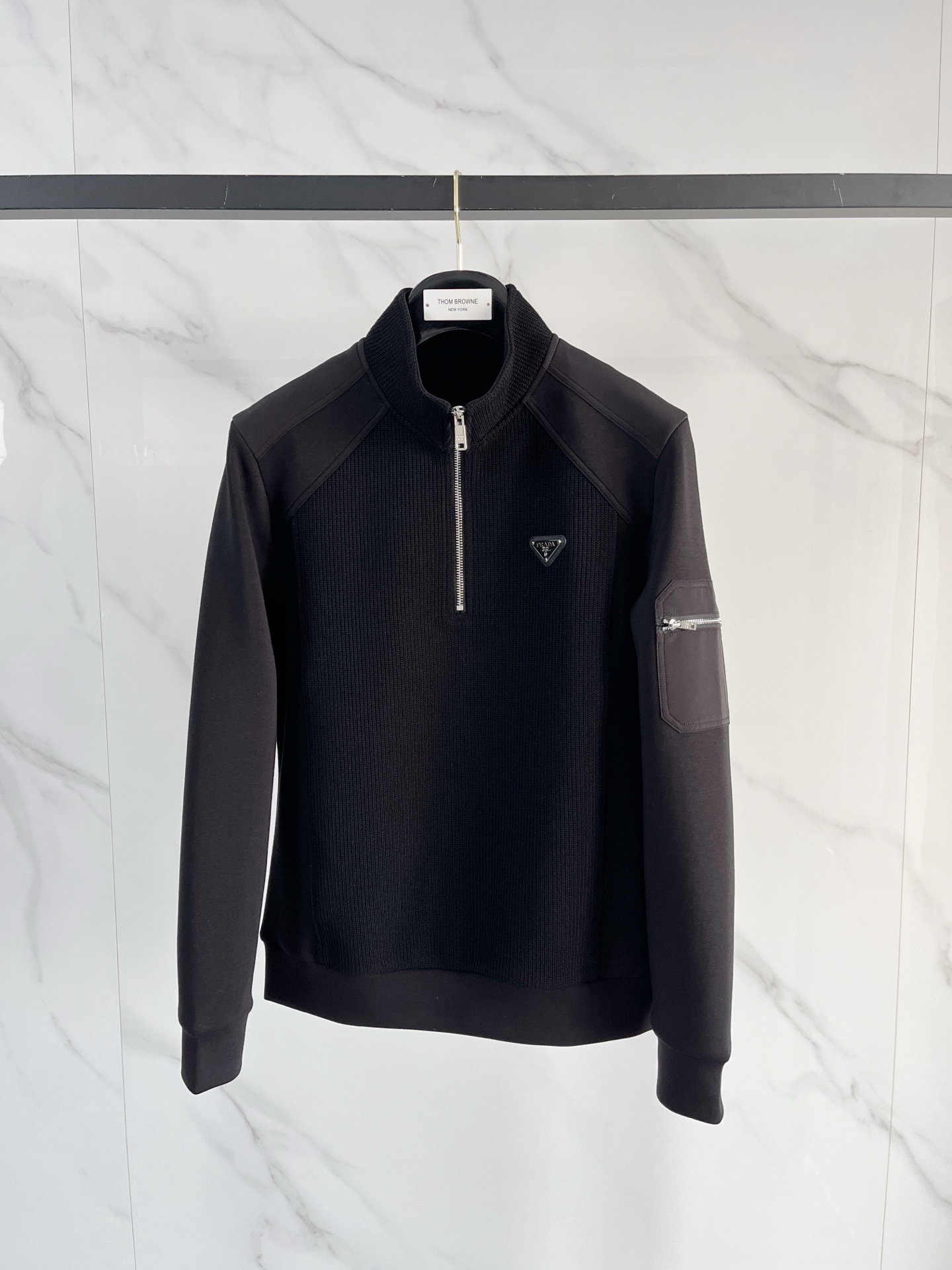 NO:601781,Prada 2025 Autumn and Winter Wool blended pullover knitted sweatshirt. The geometric leather pocket design is very bright. The logo letter buttons highlight the texture. The overall design of the upper body is fashionable and gives a modern feel. The tailoring has a fitted tailoring. The collar slightly fits the neck, making the overall upper body more youthful and fashionable. The fabric is made of custom-woven wool blended material. It has the characteristics of easy care. The surface has a wool texture. The upper body is comfortable and warm. It looks high-end and has a good crisp feeling at the same time.  Color black beige Size M-3XL Try on 172-148 Wear size L for a slim fit, prada, hoodie, sweatshirts, alexander wang19860909普拉达 2025秋冬 羊毛混纺套头针织卫衣 几何拼皮的口袋设计 很有亮点,标志字母纽扣 细节上凸显质感 整体设计上身时尚而赋予现代气息感合体的剪裁,领口微微贴合颈部,让整体上身更显年轻时尚 , 面料采用客供定织羊毛混纺材质 有着易打理的特点 表面有着羊毛质感 上身舒适保暖 ,显高档的同时 又有很好挺括感 颜色 黑色 米色 码数M-3XL 试穿172-148 穿L码修身感,,prada,hoodie,sweatshirts,alexander wang,Men's clothing