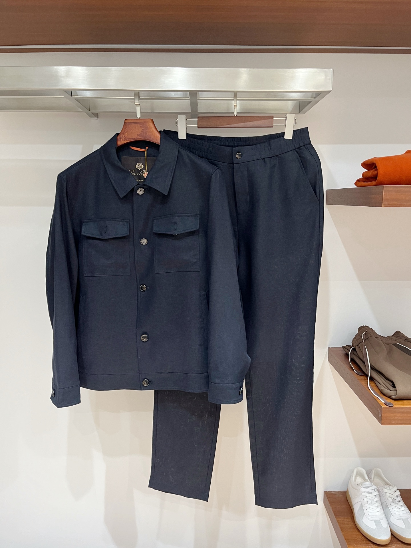 NO:626758,Clothes, pants, top quality> (suit series) are on sale simultaneously on the official website of the counter! The accessories are all original and custom-made, genuine orders from trading companies. Advanced custom-made imported fabrics, extracted from natural plant fibers, are lighter and thinner than ordinary cotton fabrics, soft to the touch and comfortable to wear. It is not easy to irritate the skin at all. The fabric has good hygroscopicity and breathability. Size: 48-56, alexander wang19860909衣服 裤子 顶级品质>(套装系列)专柜官网同步发售！辅料全部原版定制出品,贸易公司真品订单.高级定制进口面料,以天然植物纖維提炼出来,比一般棉织物轻薄 手感柔软,穿着舒适 完全不易有刺激皮肤 面料吸湿性、透气性良好 尺码: 48-56,,alexander wang,Men's clothing