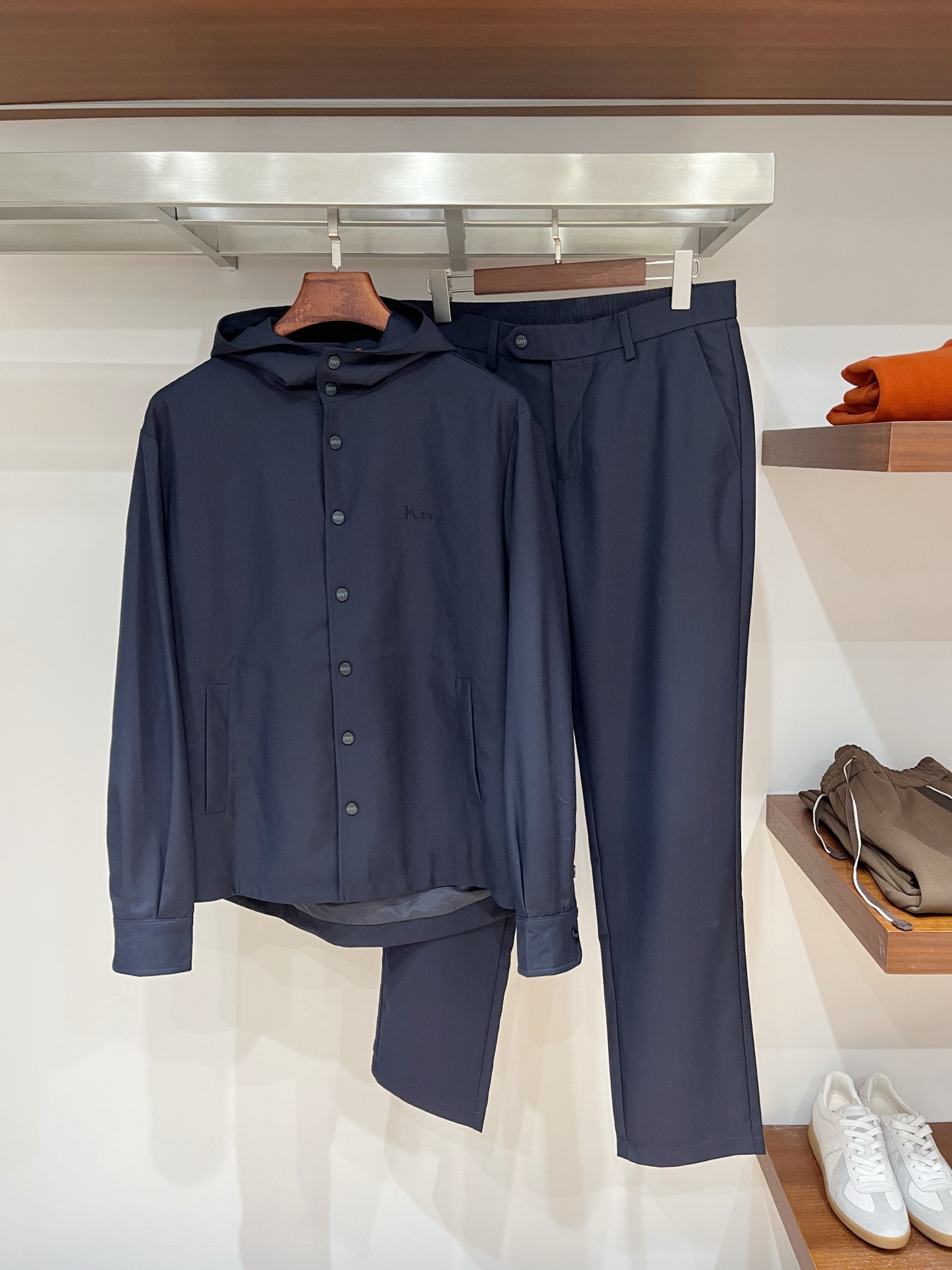 NO:606460,Clothes, pants, top quality> (suit series) are on sale simultaneously on the official website of the counter! All auxiliary materials are original custom-made and genuine orders from trading companies. Advanced custom-made imported fabrics are extracted from natural plant fibers. They are lighter and thinner than ordinary cotton fabrics. They feel soft and comfortable to wear. They are not likely to irritate the skin at all. The fabric has good hygroscopicity and breathability. Size: 48-56.,,alexander wang19860909衣服 裤子 顶级品质>(套装系列)专柜官网同步发售！辅料全部原版定制出品,贸易公司真品订单.高级定制进口面料,以天然植物纖維提炼出来,比一般棉织物轻薄 手感柔软,穿着舒适 完全不易有刺激皮肤 面料吸湿性、透气性良好 尺码: 48-56.,,alexander wang,Men's clothing