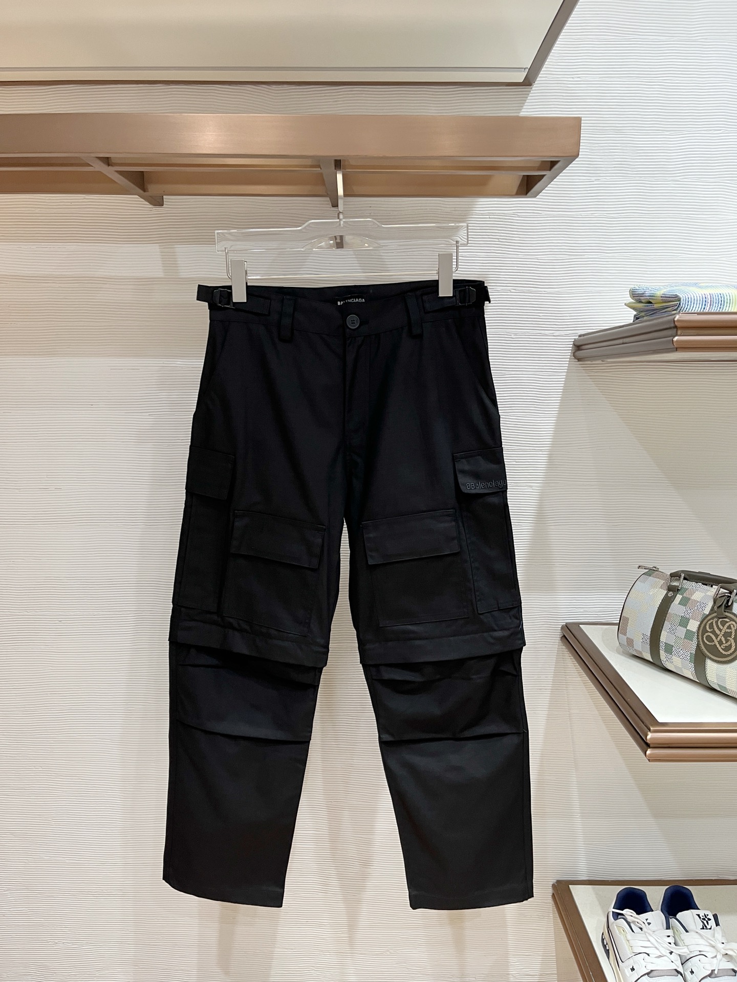 P185 Balenciaga pantalones de trabajo de carga con múltiples bolsillos, costuras limpias en piernas y uniones, corte es…