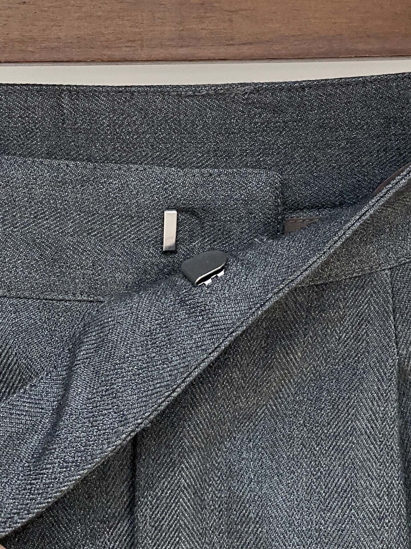 P250  顶级品质>专柜官网同步发售！辅料全部原版定制出品，贸易公司真品订单。高级定制进口面料，以天然植物纖維提炼出来，比一般棉织物轻薄 手感柔软，穿着舒适 完全不易有刺激皮肤 面料吸湿性、透气性良好 尺码: 30-38无35 37