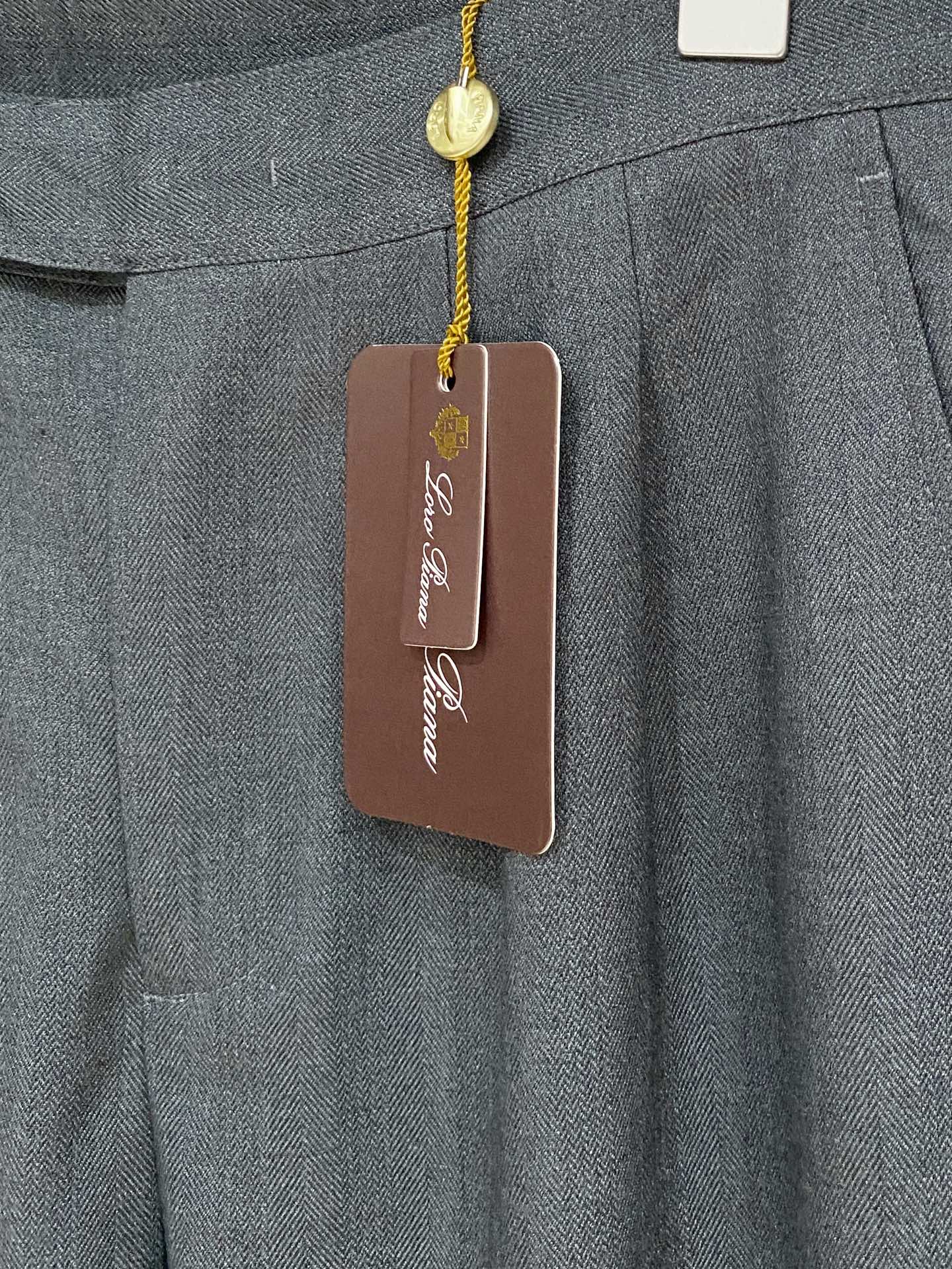 P250  顶级品质>专柜官网同步发售！辅料全部原版定制出品，贸易公司真品订单。高级定制进口面料，以天然植物纖維提炼出来，比一般棉织物轻薄 手感柔软，穿着舒适 完全不易有刺激皮肤 面料吸湿性、透气性良好 尺码: 30-38无35 37