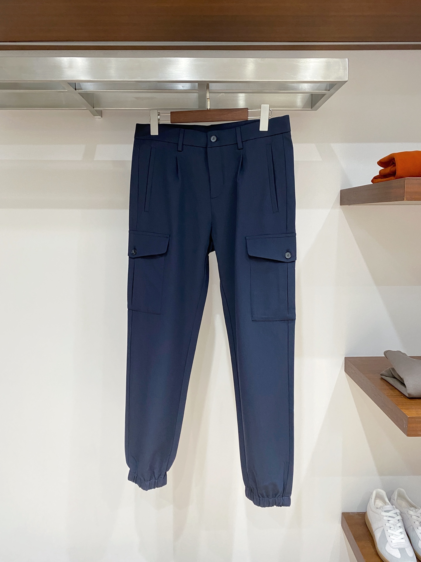 NO:626627,Top quality>On sale simultaneously on the official website of the counter! All auxiliary materials are original custom-made products, genuine orders from trading companies. Advanced custom-made imported fabrics, extracted from natural plant fibers, are lighter and thinner than ordinary cotton fabrics, soft to the touch and comfortable to wear. It is not easy to irritate the skin at all. The fabric has good hygroscopicity and breathability. Size: 30-38 No 35 37,, alexander wang19860909顶级品质>专柜官网同步发售！辅料全部原版定制出品,贸易公司真品订单.高级定制进口面料,以天然植物纖維提炼出来,比一般棉织物轻薄 手感柔软,穿着舒适 完全不易有刺激皮肤 面料吸湿性、透气性良好 尺码: 30-38无35 37,,alexander wang,Men's clothing