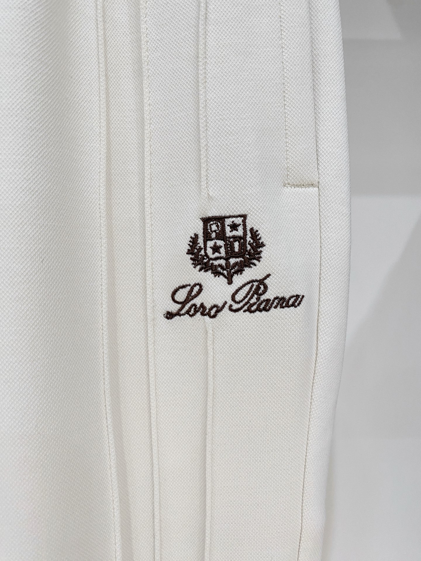 顶级品质>专柜官网同步发售！辅料全部原版定制出品，贸易公司真品订单。高级定制进口面料，以天然植物纖維提炼