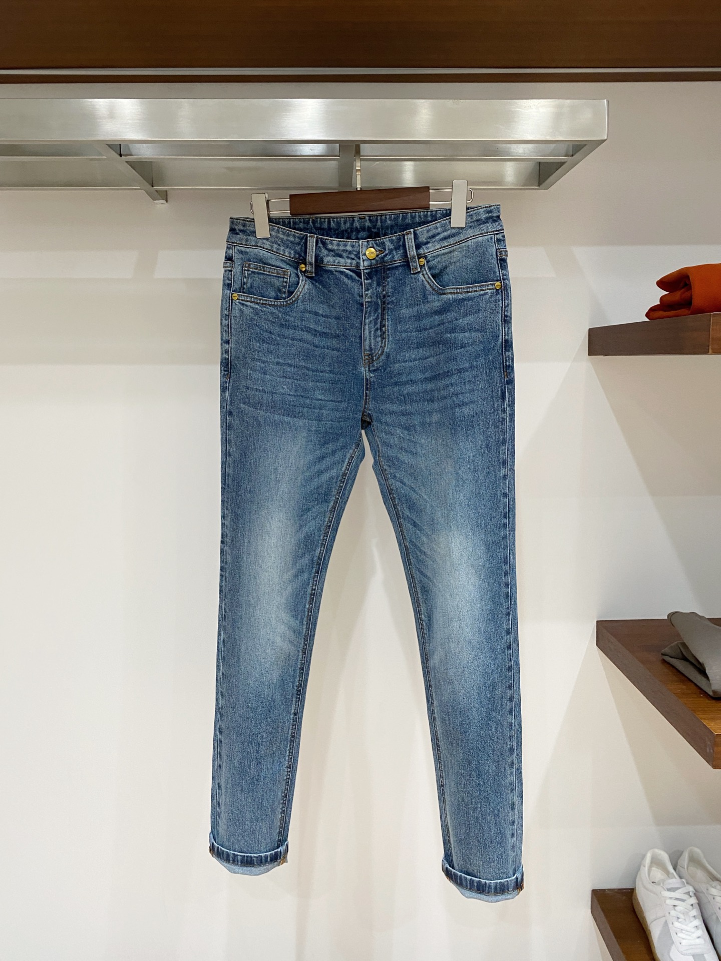 NO:626667,Top quality>On sale simultaneously on the official website of the counter! All auxiliary materials are original custom-made and genuine orders from trading companies. Advanced custom-made imported fabrics are extracted from natural plant fibers. They are lighter and thinner than ordinary cotton fabrics. They feel soft and comfortable to wear. They are not easy to irritate the skin at all. The fabric has good hygroscopicity and breathability. Size: 29-36, alexander wang19860909顶级品质>专柜官网同步发售！辅料全部原版定制出品,贸易公司真品订单.高级定制进口面料,以天然植物纖維提炼出来,比一般棉织物轻薄 手感柔软,穿着舒适 完全不易有刺激皮肤 面料吸湿性、透气性良好 尺码: 29-36,,alexander wang,Men's clothing