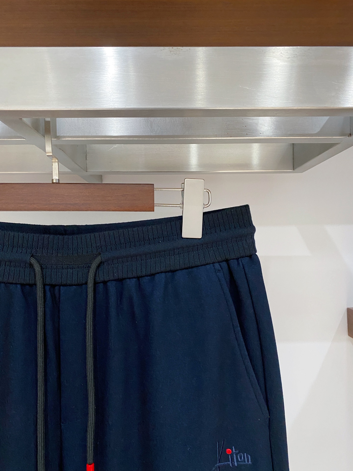 顶级品质>专柜官网同步发售！辅料全部原版定制出品，贸易公司真品订单。高级定制进口面料，以天然植物纖維提炼