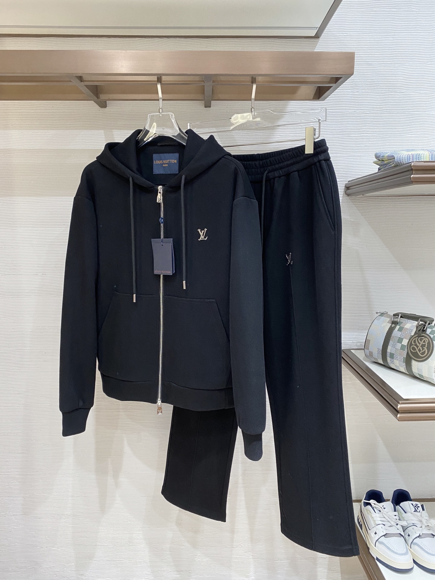 NO:649938,lv is on sale in one set, the exclusive first high-end original quality old money style outfit, heavy wool cashmere suit!  A flight jacket with a zippered lapel cashmere jacket paired with straight pants is a must for quality control!  The customized cashmere has a very high-end color tone. The imported cashmere heavyweight 1200g yarn has an incomparable texture!  The Swiss machine stitching process is simple and elegant!  A must-have high-end layering item for Bai Fumei!  The classic version makes you tall and slim!  Elegant and versatile,M-3XL.,,louis vuitton,jackets & coats,jackets & coats,alexander wang19860909lv 一套发售 独家首发高端原单品质老钱风穿搭 重磅羊毛羊绒套装！飞行夹克拉链翻领羊绒外套搭配 直筒裤品质控必入！定制羊绒很高级的色调.进口羊绒重磅1200克重纱线质感无敌赞！瑞士机翻针工艺简洁大气！白富美必备高级叠搭单品！经典版型上身高挑又显瘦！优雅百搭不挑人,M-3XL.,,louis vuitton,jackets & coats,jackets & coats,alexander wang,Men's clothing