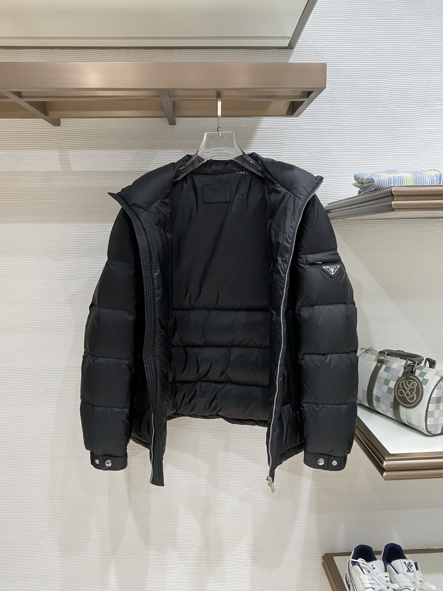 。PRADA** 2025秋冬新款🆕羽绒服 原版1:1订制五金配件全进口原版定制 欢迎专柜对比 绝对的高