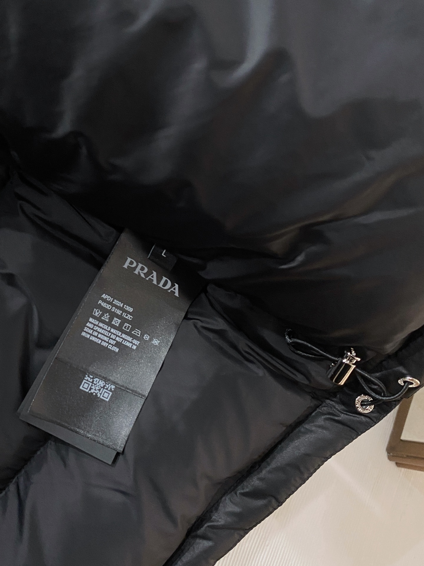 。PRADA** 2025秋冬新款🆕羽绒服 原版1:1订制五金配件全进口原版定制 欢迎专柜对比 绝对的高