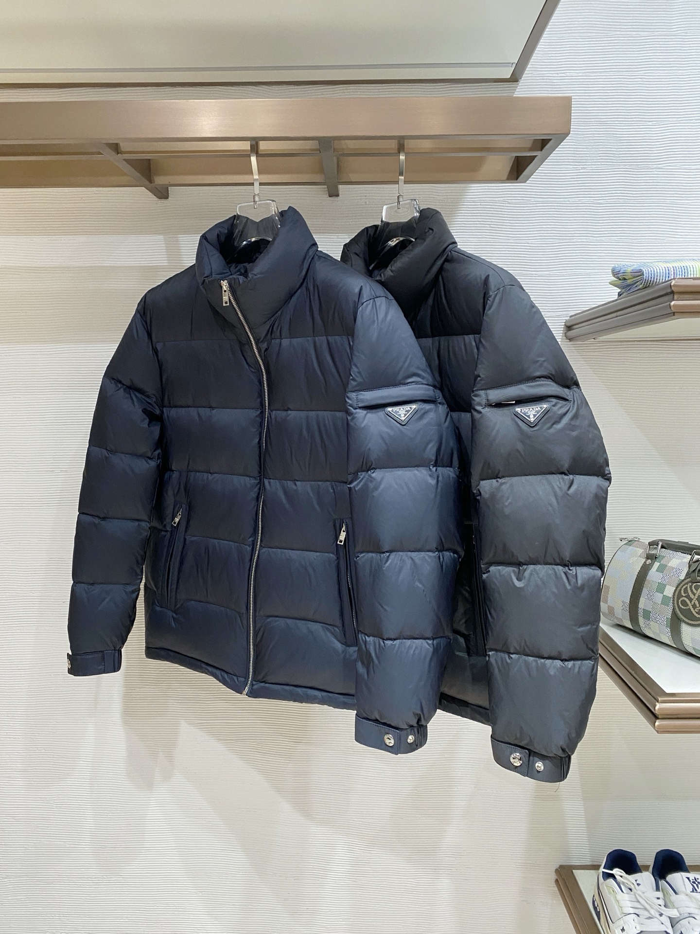 。PRADA** 2025秋冬新款🆕羽绒服 原版1:1订制五金配件全进口原版定制 欢迎专柜对比 绝对的高