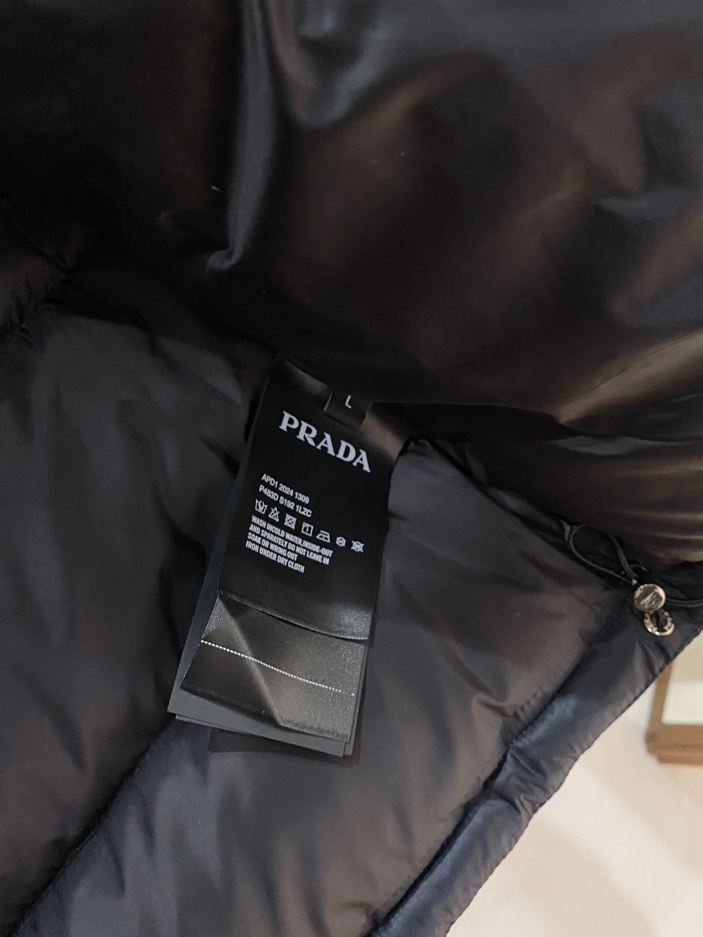 。PRADA** 2025秋冬新款🆕羽绒服 原版1:1订制五金配件全进口原版定制 欢迎专柜对比 绝对的高