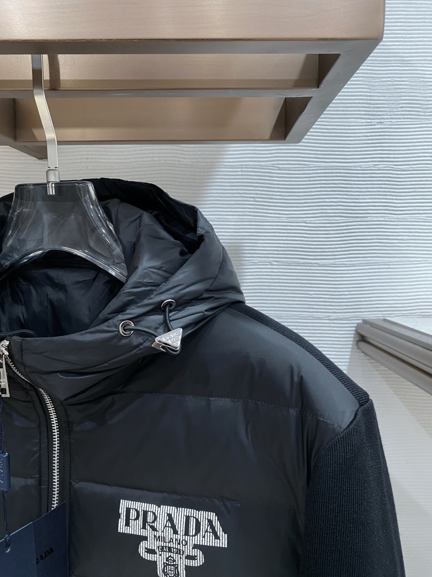 。 羽绒服 Prada 普拉达 25秋冬时尚连帽针织袖轻薄羽绒内冲80g-90白鸭绒，轻薄有型，上身不臃