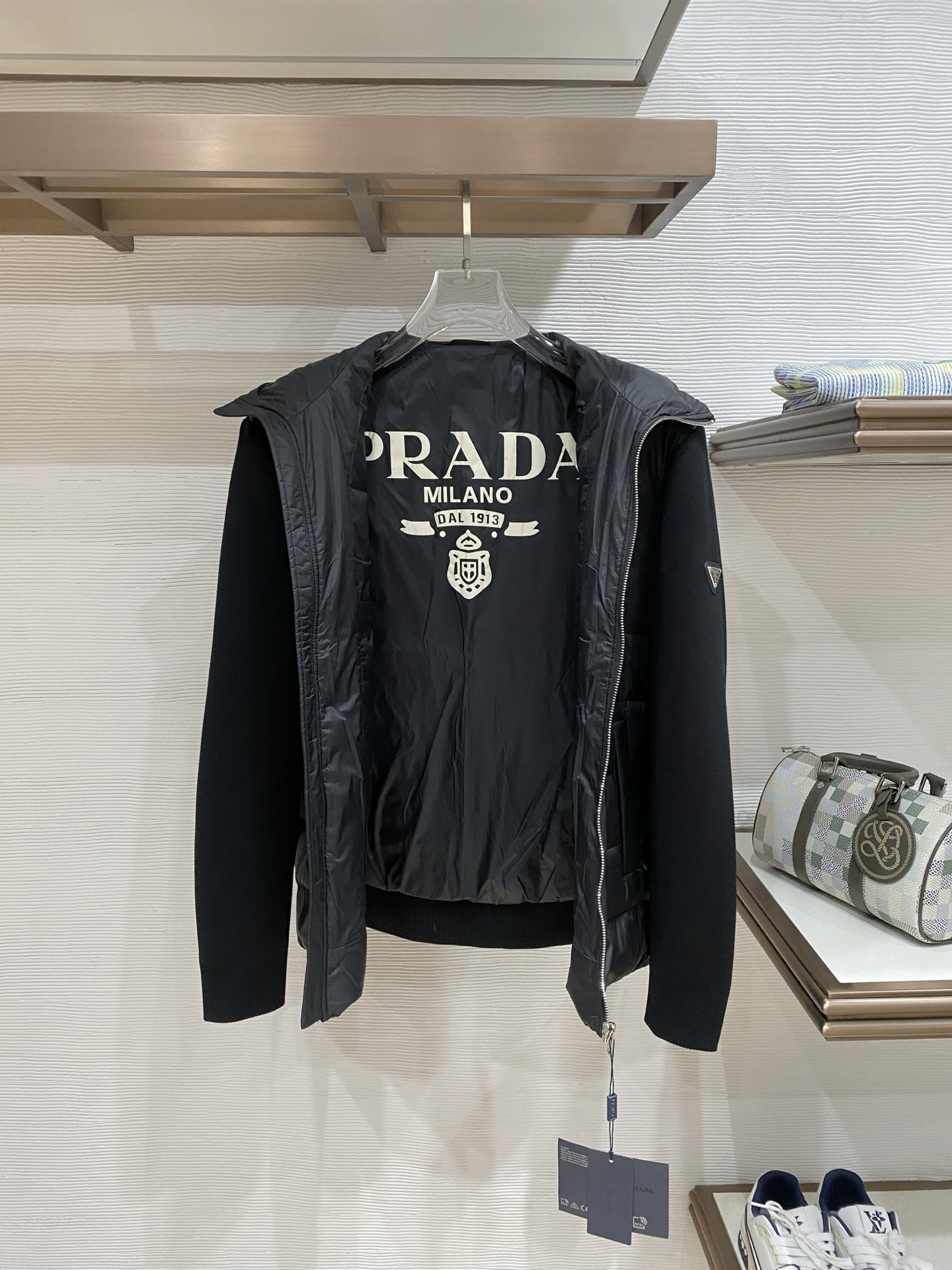 。 羽绒服 Prada 普拉达 25秋冬时尚连帽针织袖轻薄羽绒内冲80g-90白鸭绒，轻薄有型，上身不臃
