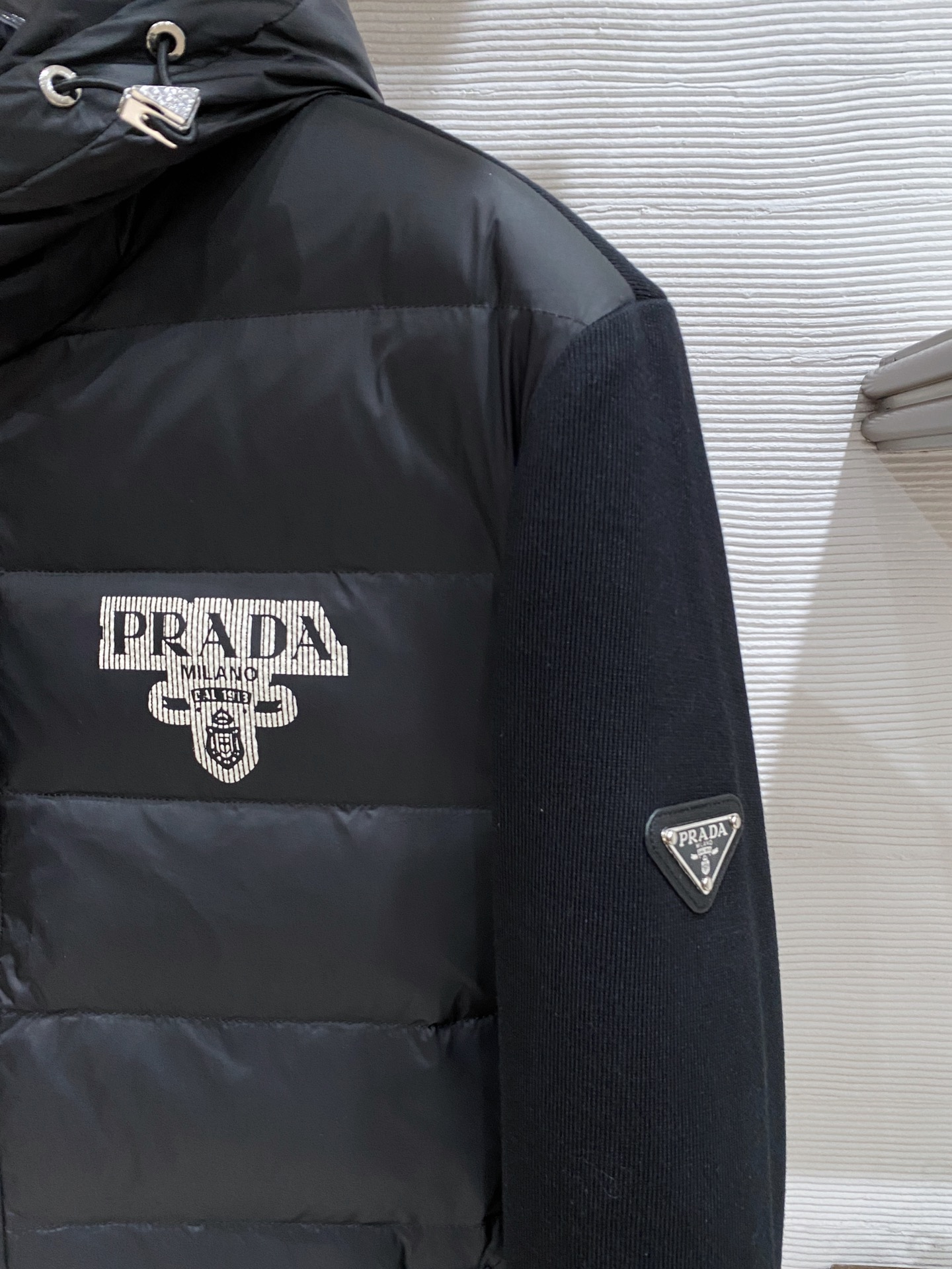 。 羽绒服 Prada 普拉达 25秋冬时尚连帽针织袖轻薄羽绒内冲80g-90白鸭绒，轻薄有型，上身不臃