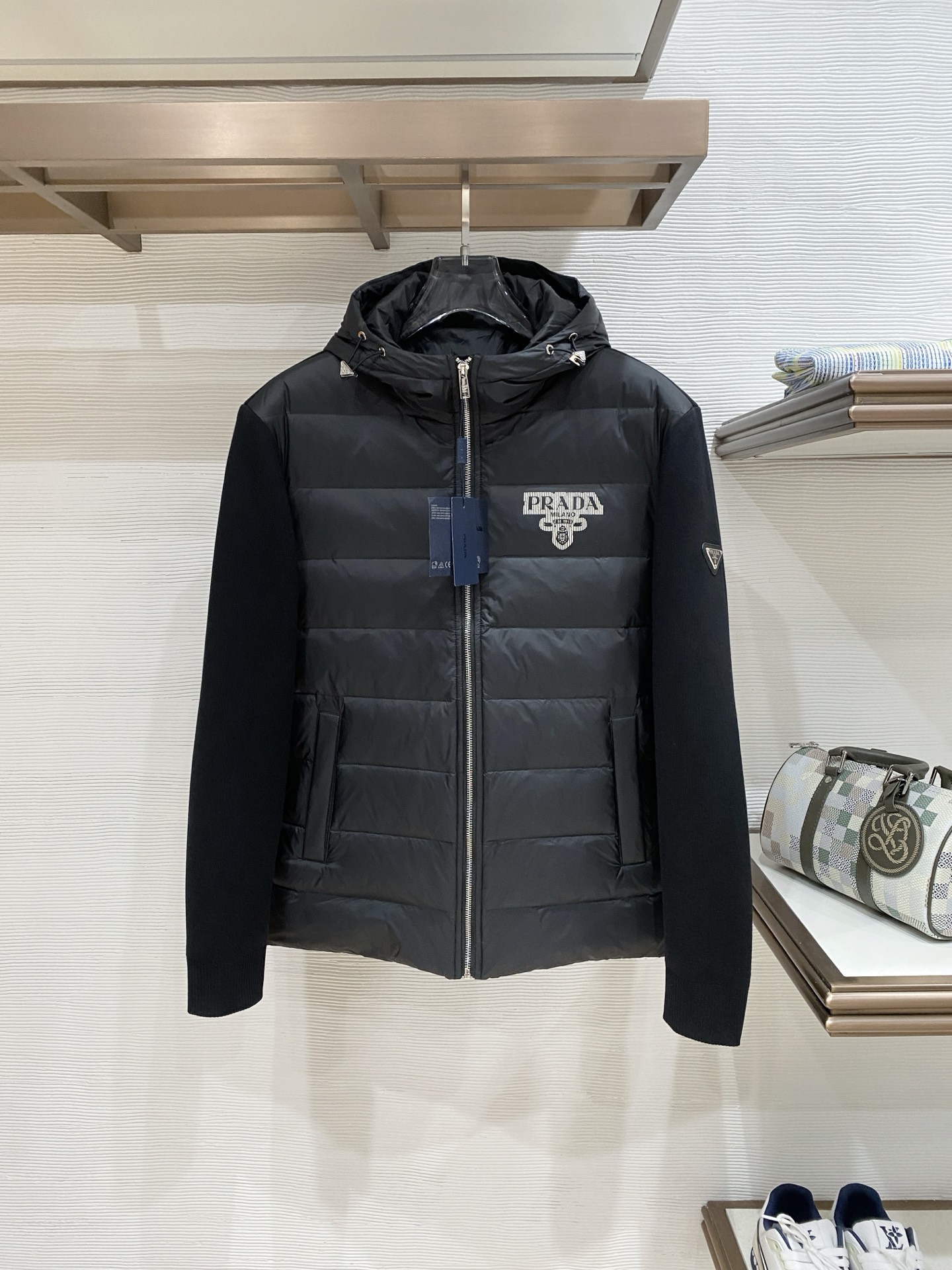 。 羽绒服 Prada 普拉达 25秋冬时尚连帽针织袖轻薄羽绒内冲80g-90白鸭绒，轻薄有型，上身不臃