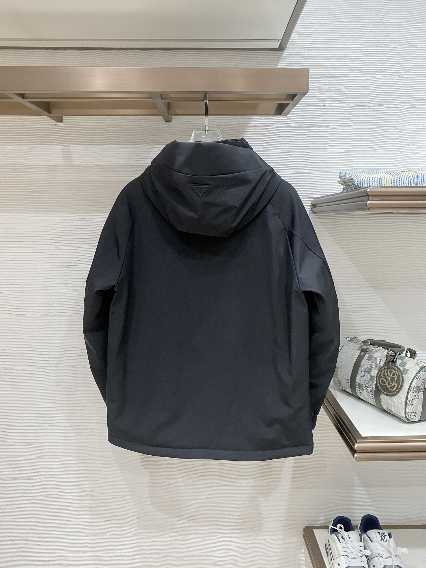 。 Prada 普拉达# 25秋冬时尚连帽夹克羽绒内冲100g-90白鸭绒，轻薄有型，上身不臃肿，颇具意