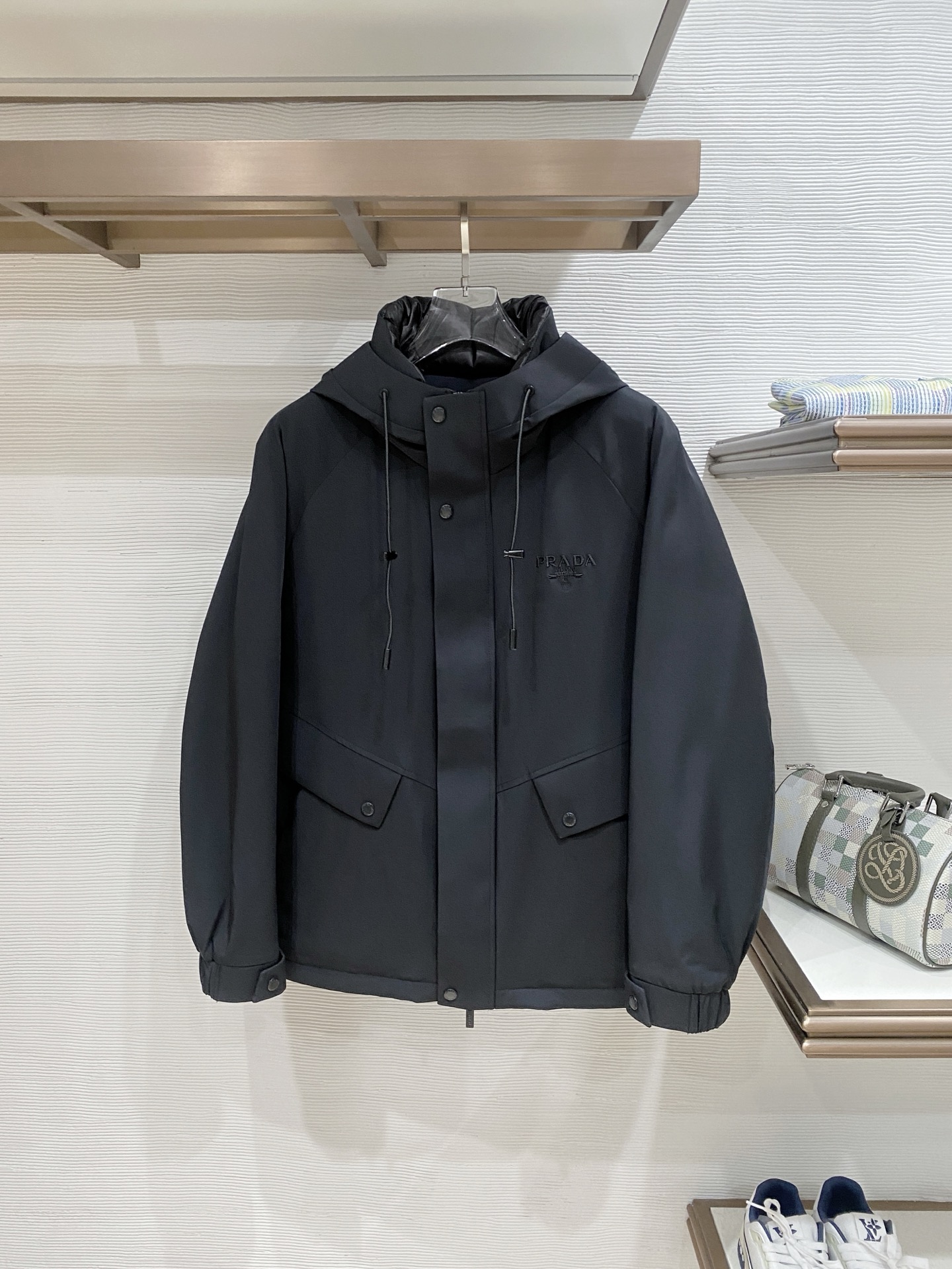 。 Prada 普拉达# 25秋冬时尚连帽夹克羽绒内冲100g-90白鸭绒，轻薄有型，上身不臃肿，颇具意