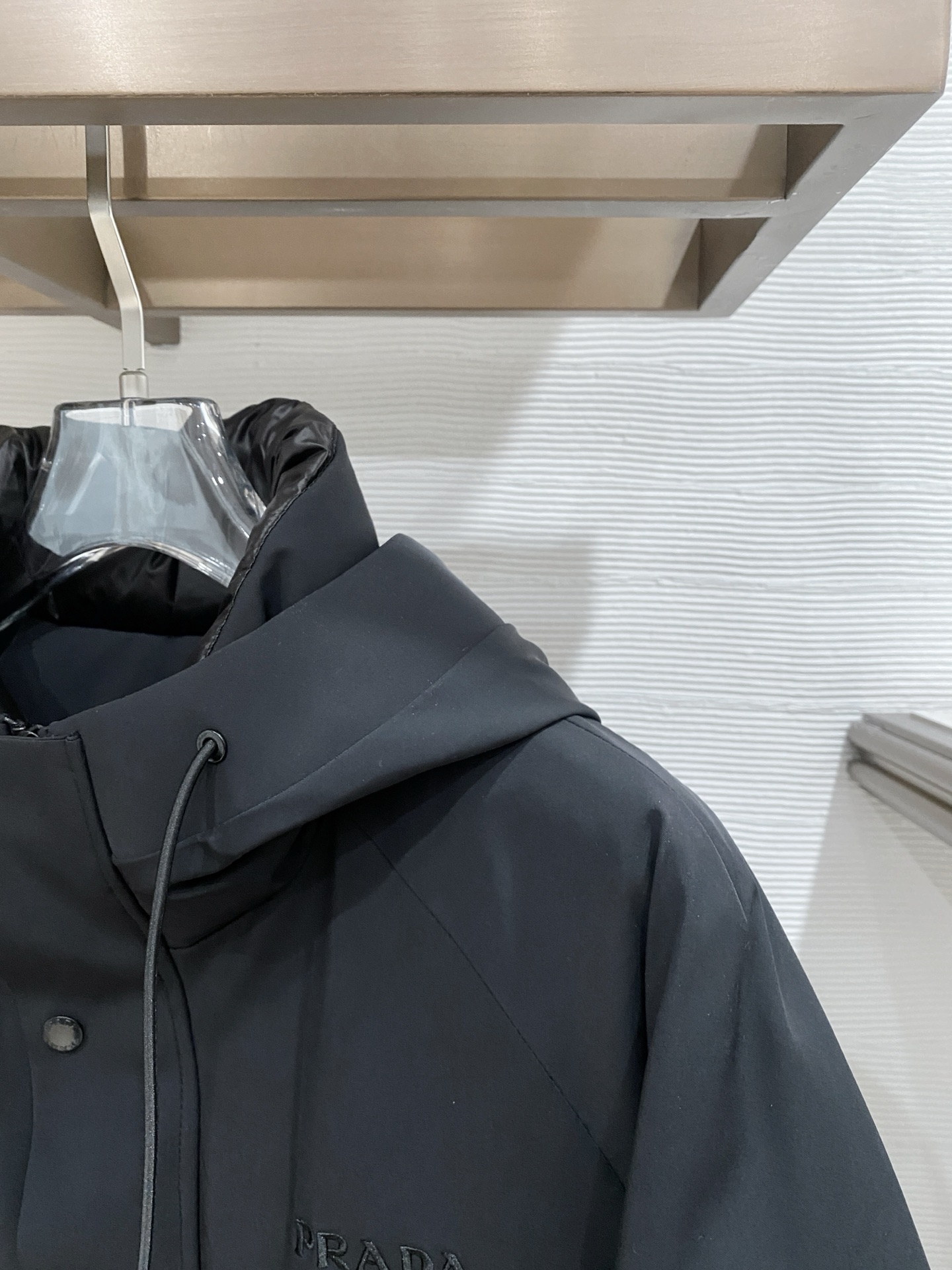 。 Prada 普拉达# 25秋冬时尚连帽夹克羽绒内冲100g-90白鸭绒，轻薄有型，上身不臃肿，颇具意