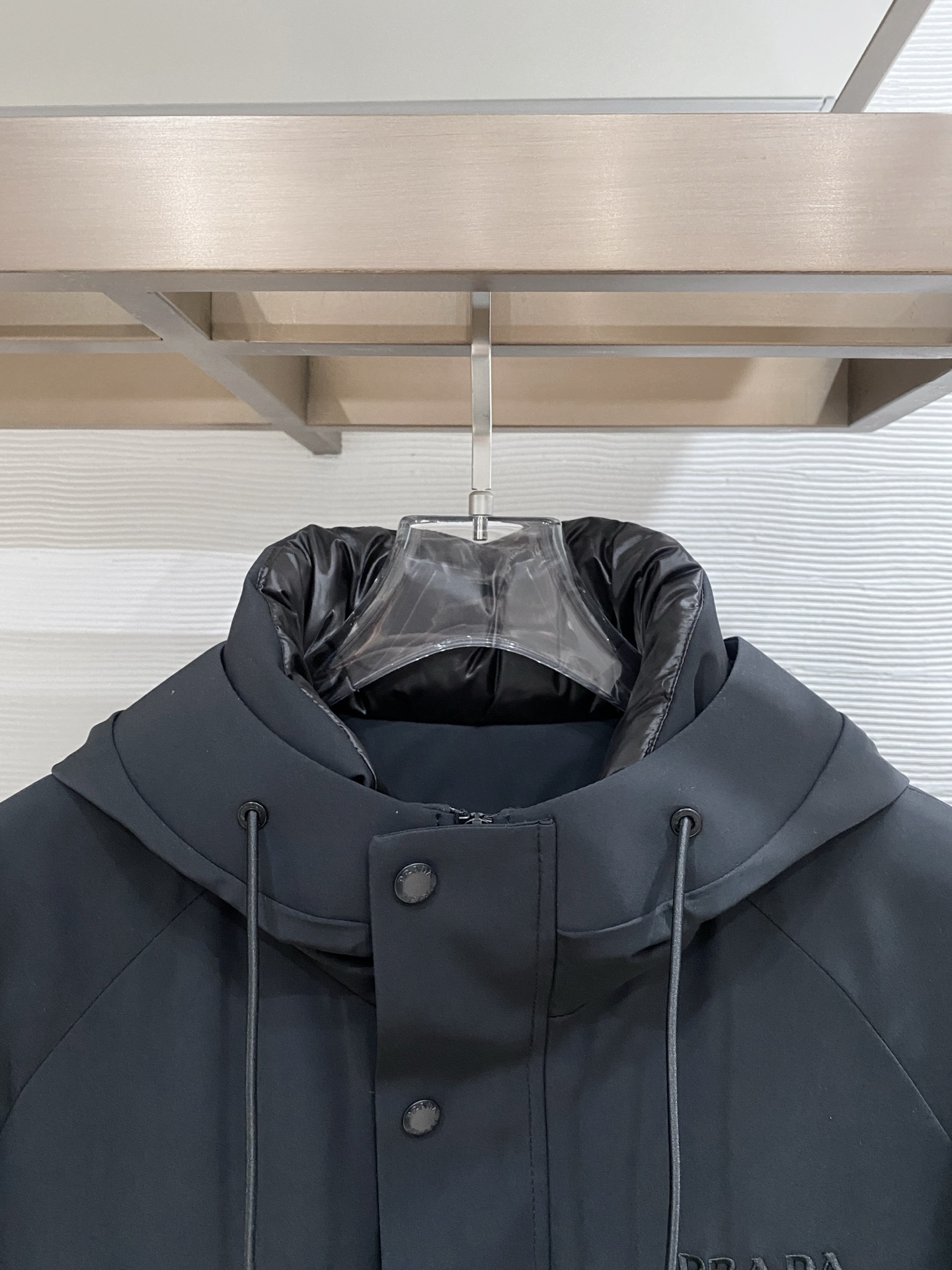 。 Prada 普拉达# 25秋冬时尚连帽夹克羽绒内冲100g-90白鸭绒，轻薄有型，上身不臃肿，颇具意