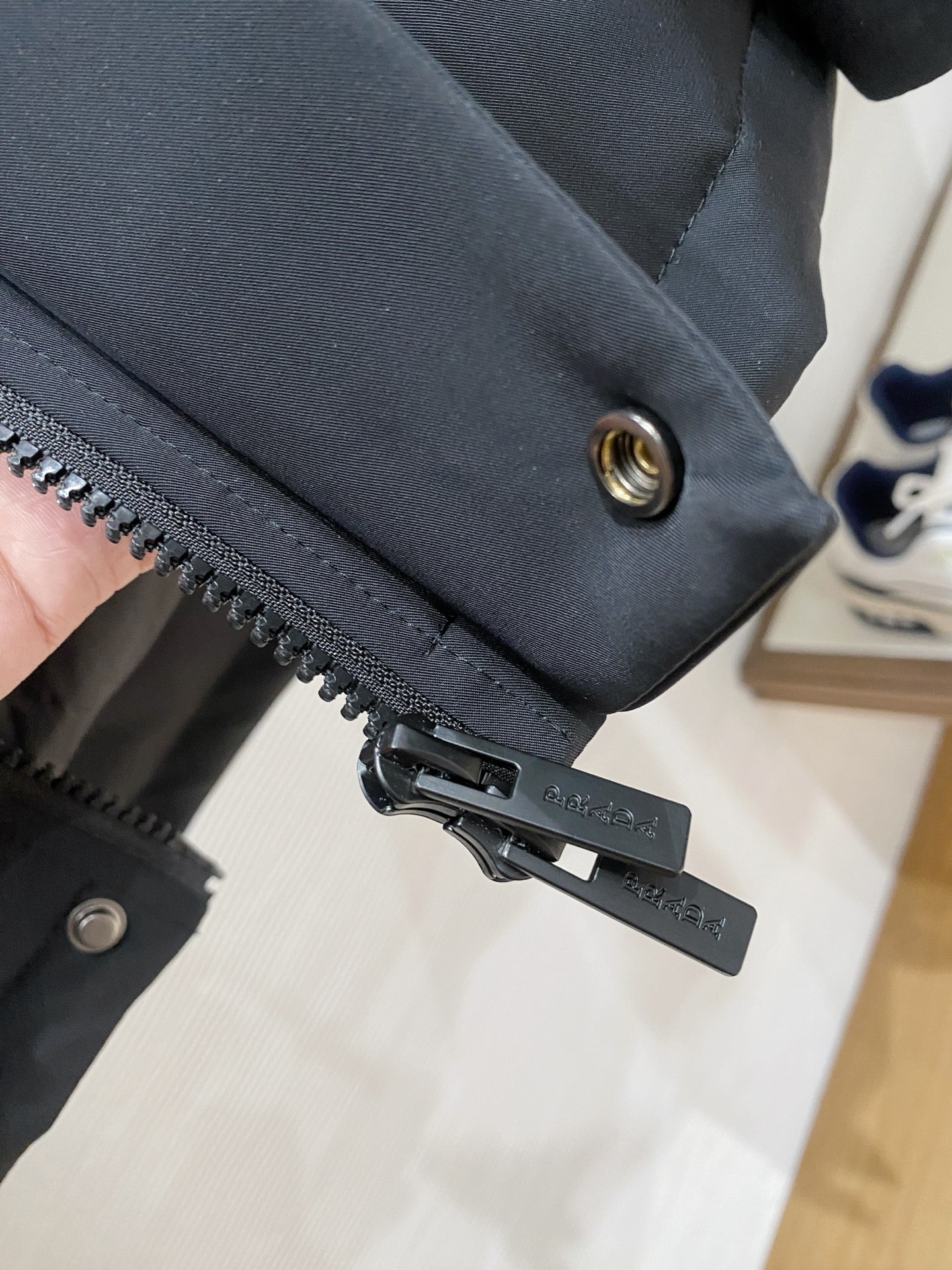 。 Prada 普拉达# 25秋冬时尚连帽夹克羽绒内冲100g-90白鸭绒，轻薄有型，上身不臃肿，颇具意