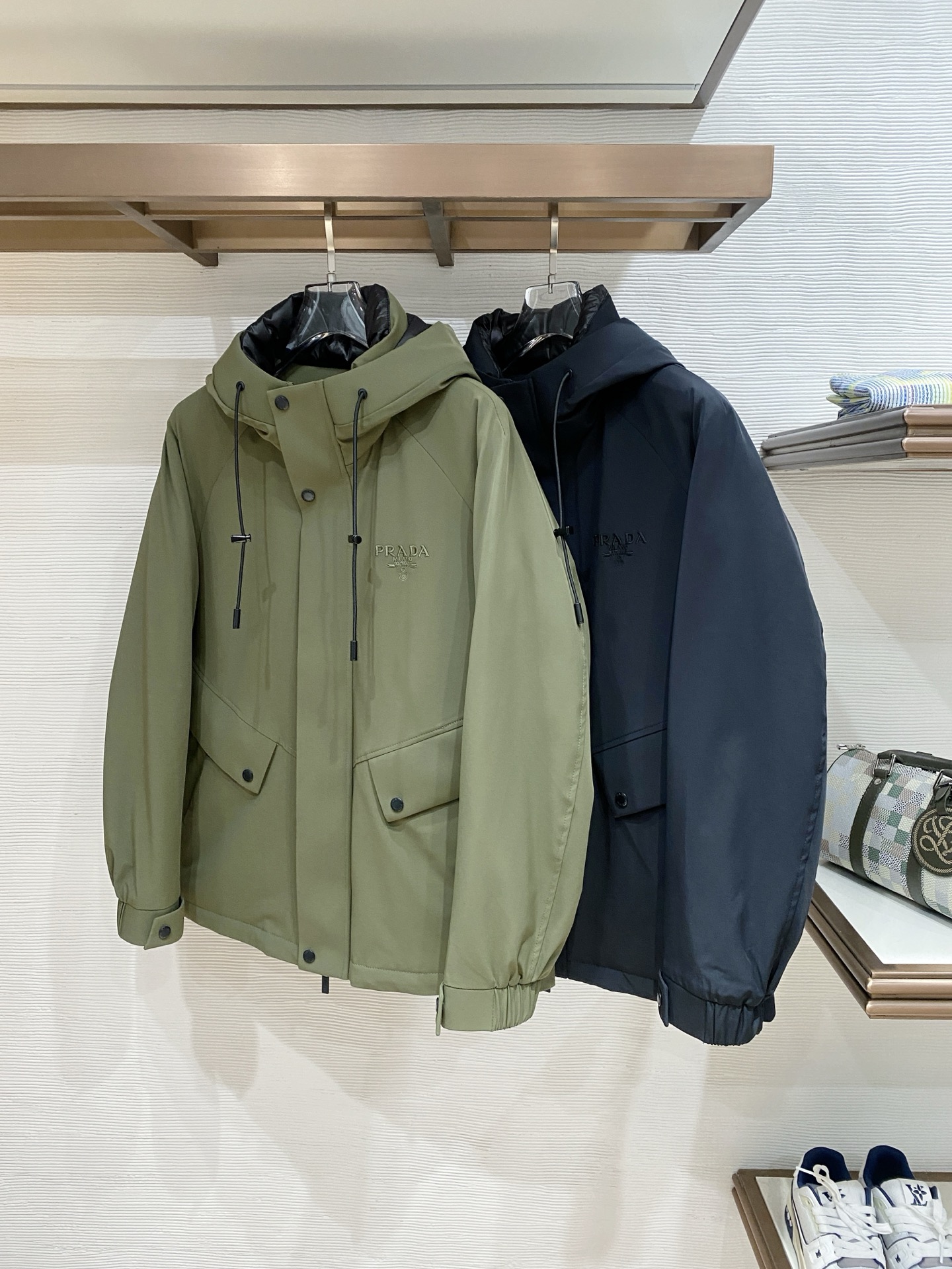 。 Prada 普拉达# 25秋冬时尚连帽夹克羽绒内冲100g-90白鸭绒，轻薄有型，上身不臃肿，颇具意