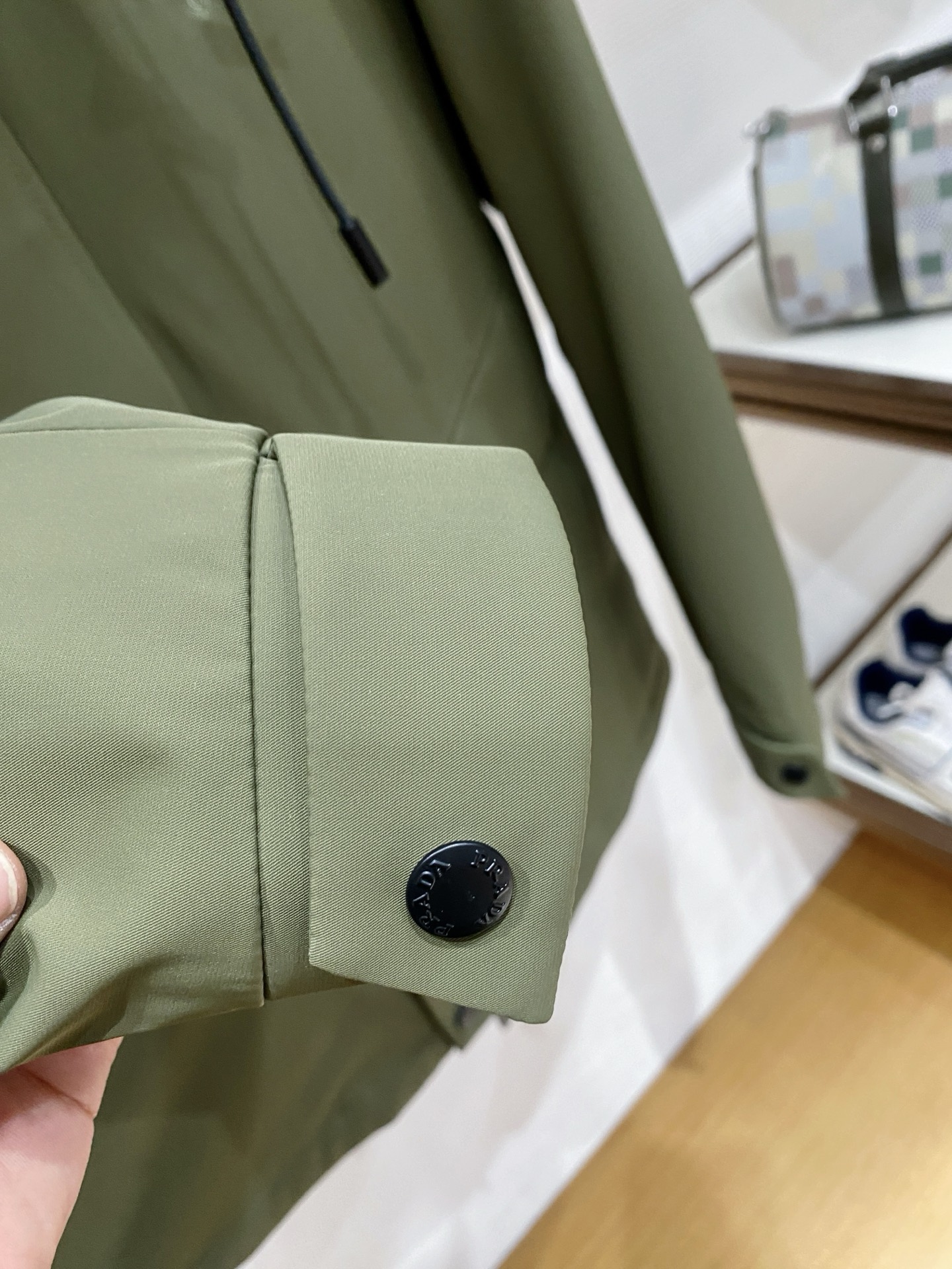 。 Prada 普拉达# 25秋冬时尚连帽夹克羽绒内冲100g-90白鸭绒，轻薄有型，上身不臃肿，颇具意