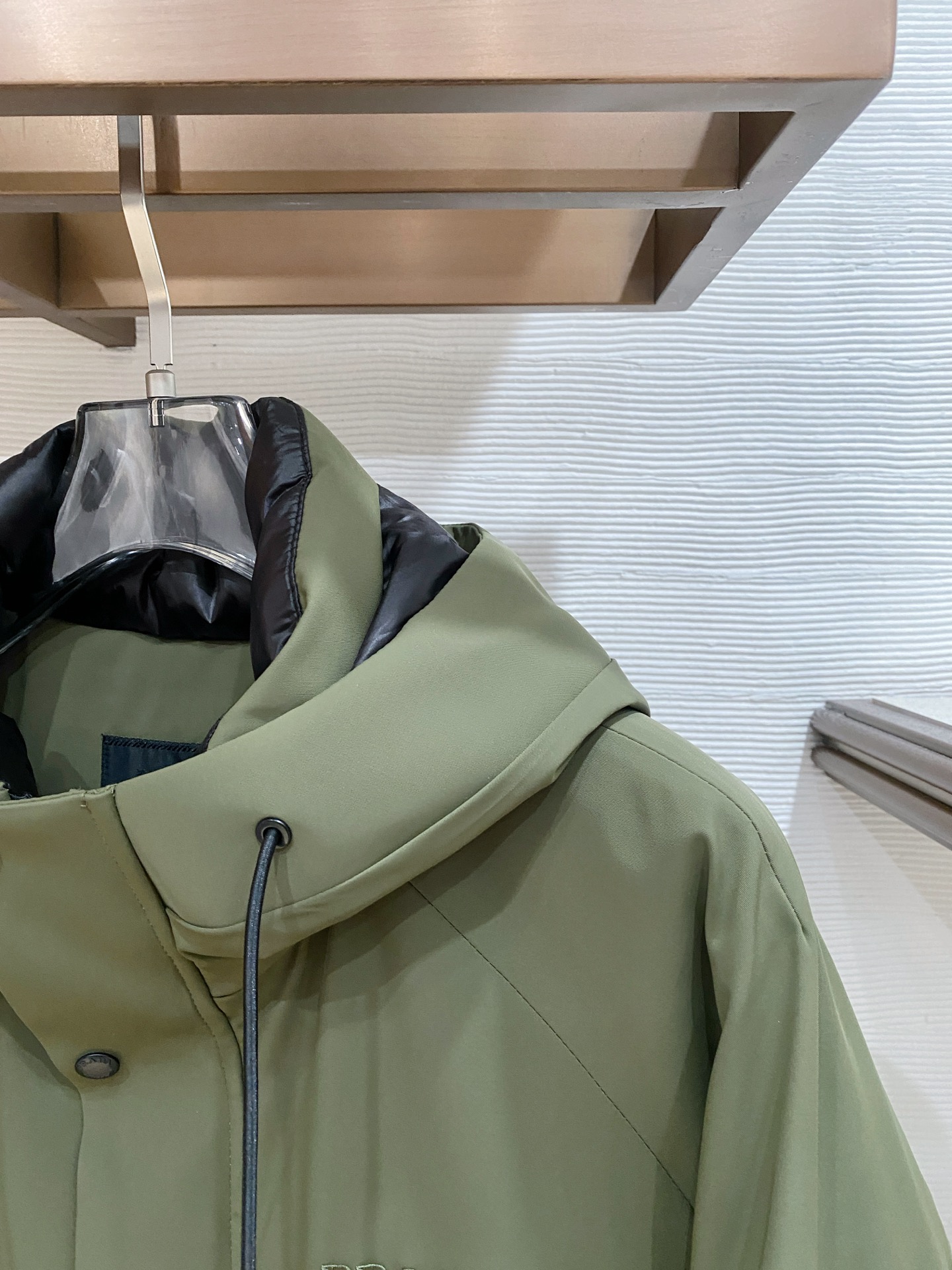 。 Prada 普拉达# 25秋冬时尚连帽夹克羽绒内冲100g-90白鸭绒，轻薄有型，上身不臃肿，颇具意