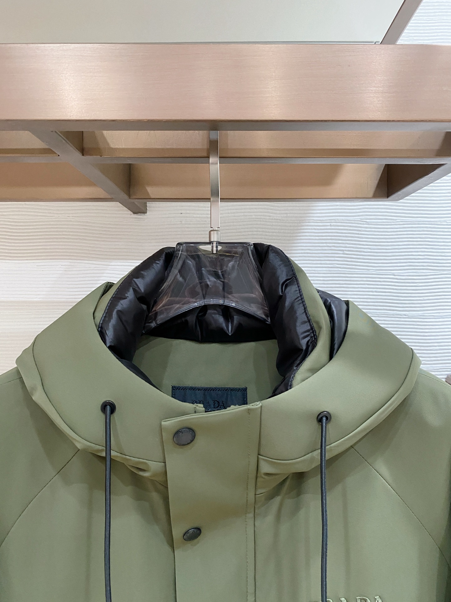 。 Prada 普拉达# 25秋冬时尚连帽夹克羽绒内冲100g-90白鸭绒，轻薄有型，上身不臃肿，颇具意