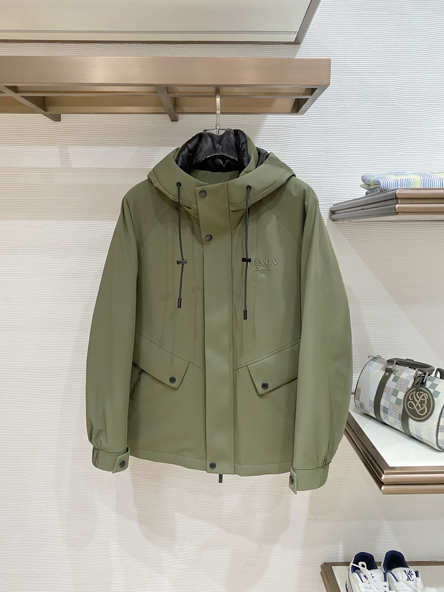 。 Prada 普拉达# 25秋冬时尚连帽夹克羽绒内冲100g-90白鸭绒，轻薄有型，上身不臃肿，颇具意