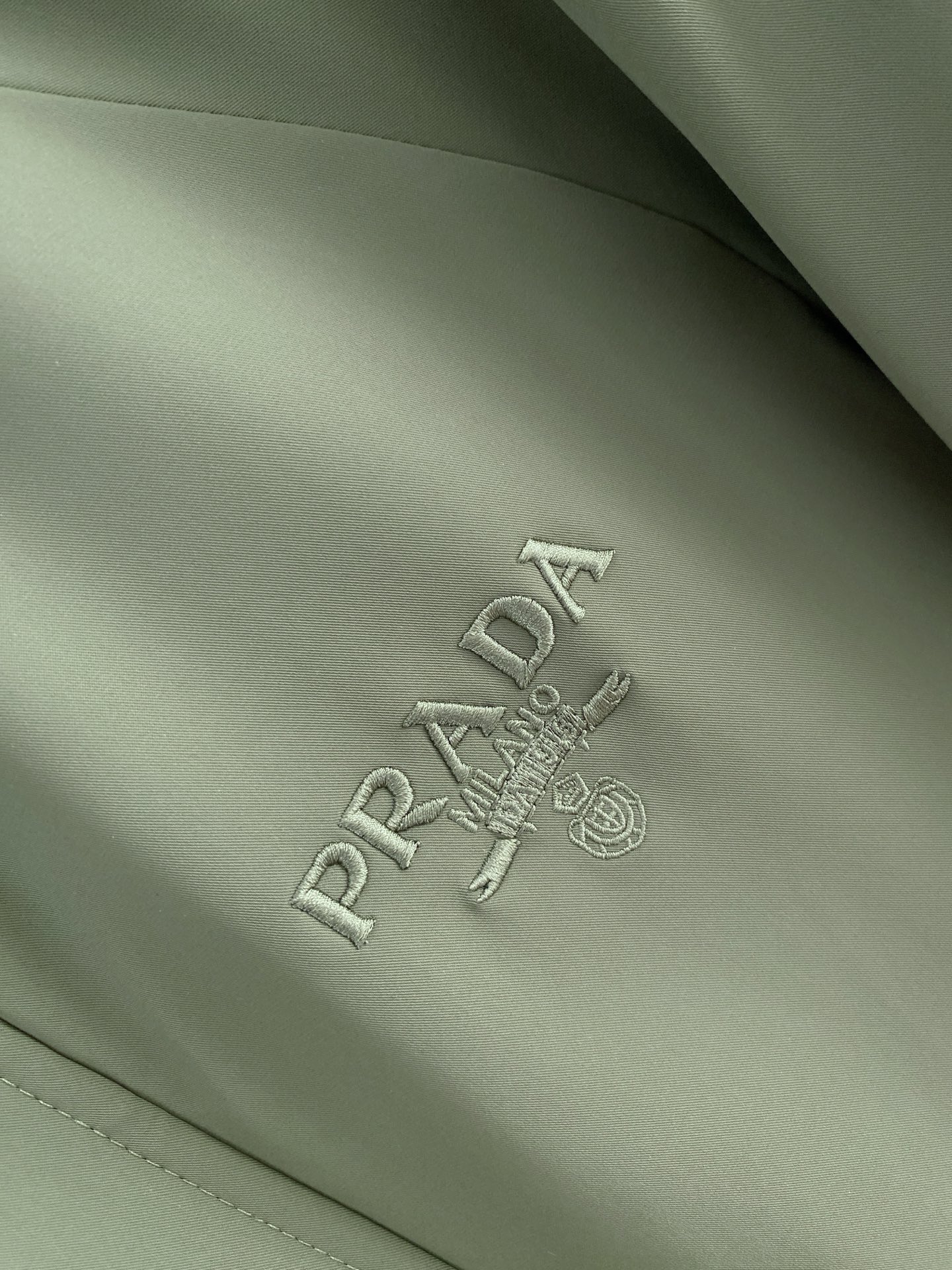 。 Prada 普拉达# 25秋冬时尚连帽夹克羽绒内冲100g-90白鸭绒，轻薄有型，上身不臃肿，颇具意