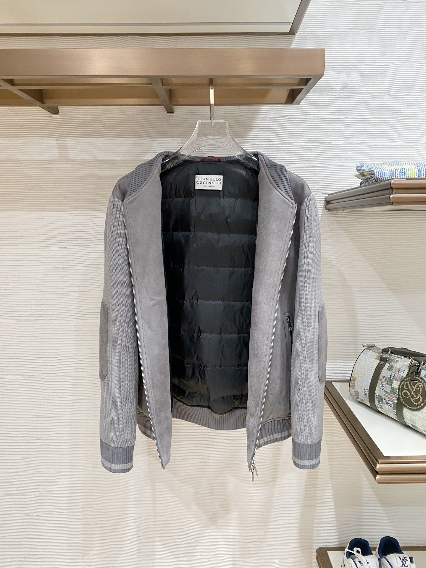 。 Brunello Cucinelli/布鲁内洛·库奇内利 2025秋冬新款麂皮拼针织羽绒服外套经典且