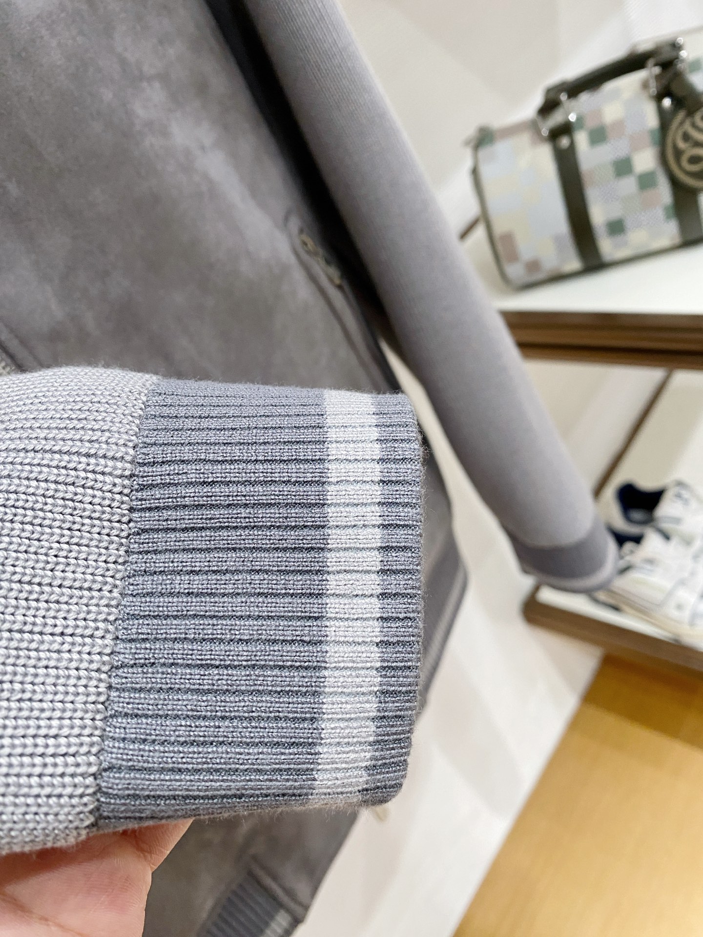 。 Brunello Cucinelli/布鲁内洛·库奇内利 2025秋冬新款麂皮拼针织羽绒服外套经典且