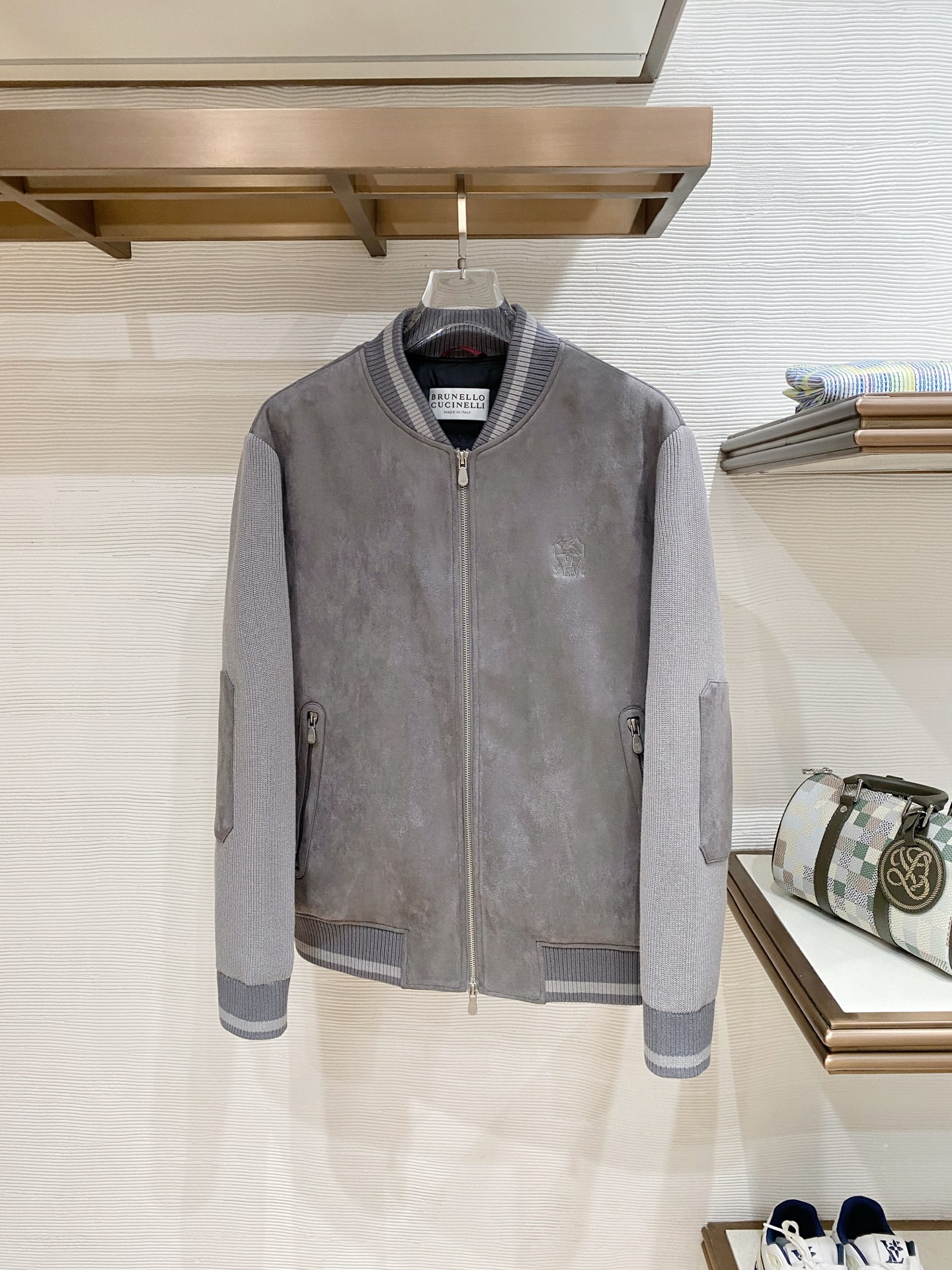 。 Brunello Cucinelli/布鲁内洛·库奇内利 2025秋冬新款麂皮拼针织羽绒服外套经典且