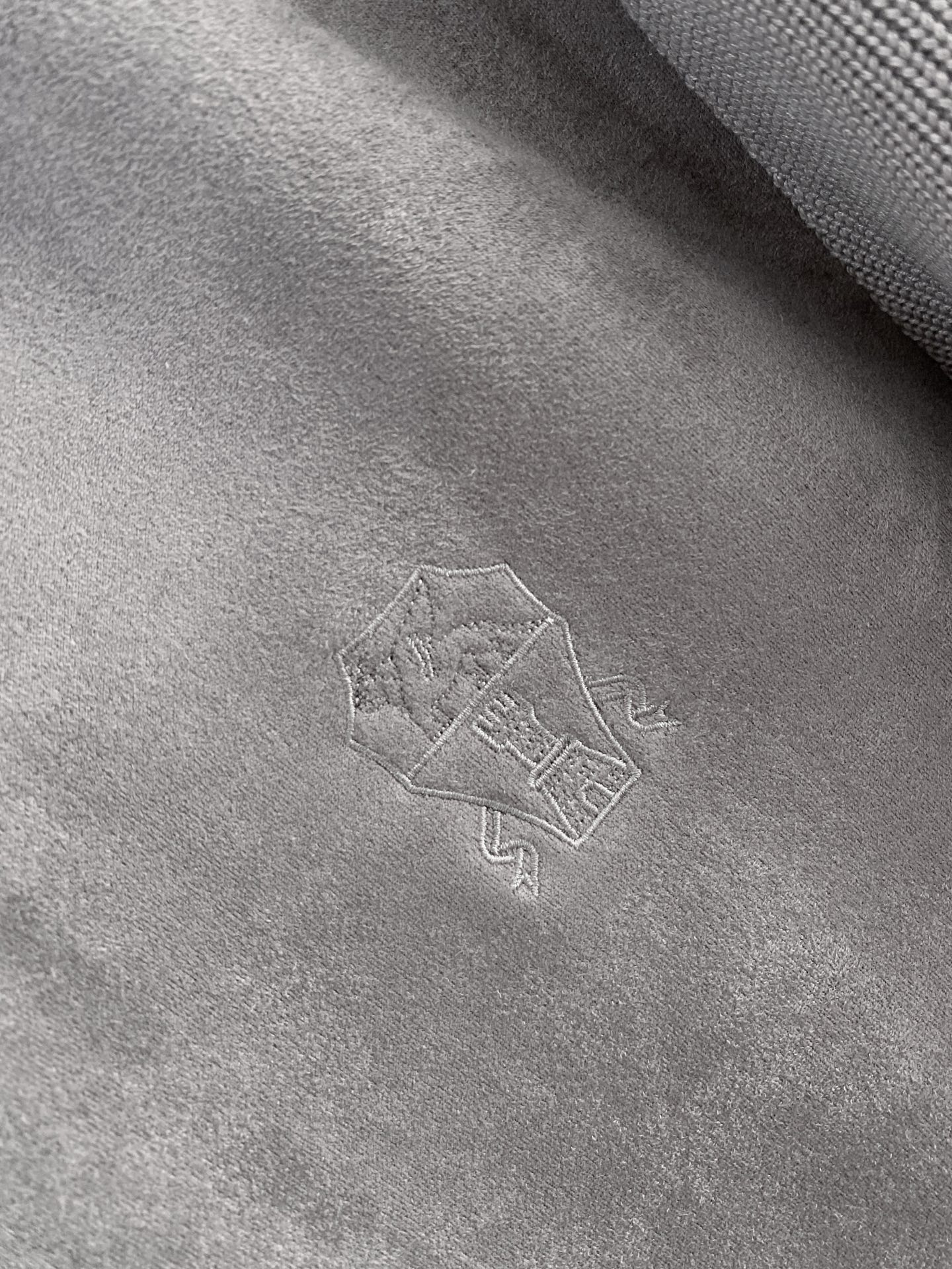 。 Brunello Cucinelli/布鲁内洛·库奇内利 2025秋冬新款麂皮拼针织羽绒服外套经典且