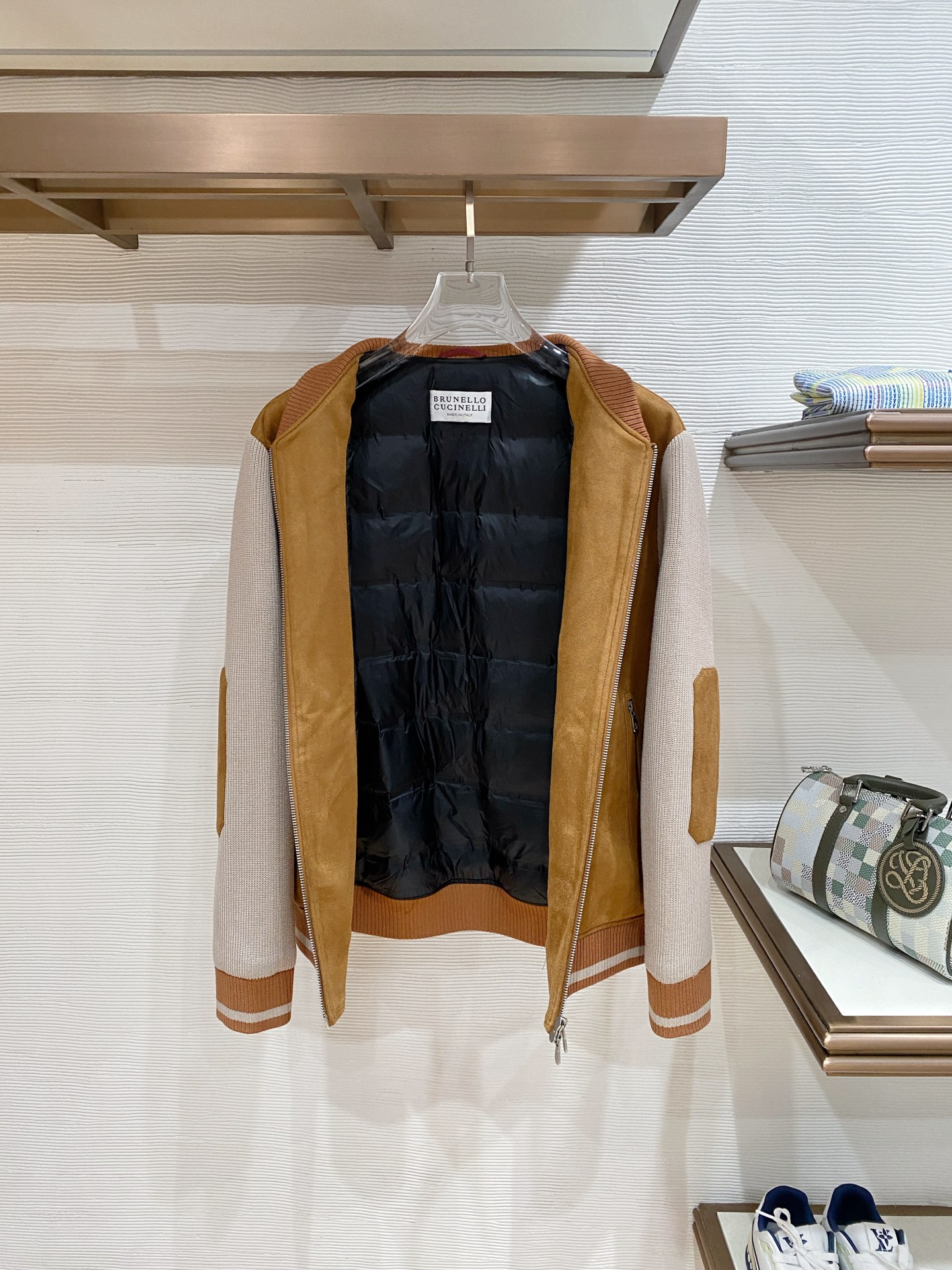 。 Brunello Cucinelli/布鲁内洛·库奇内利 2025秋冬新款麂皮拼针织羽绒服外套经典且