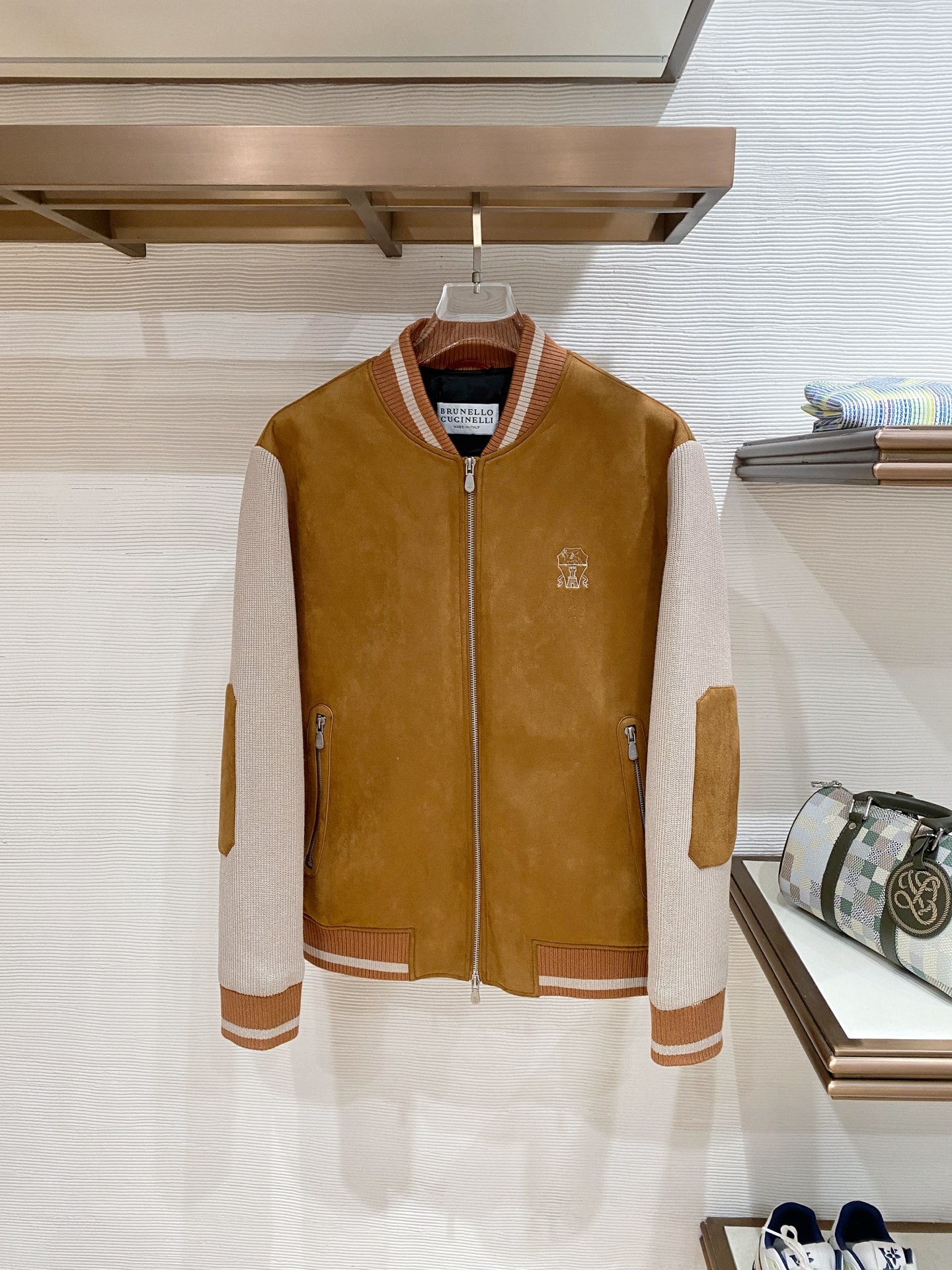 。 Brunello Cucinelli/布鲁内洛·库奇内利 2025秋冬新款麂皮拼针织羽绒服外套经典且