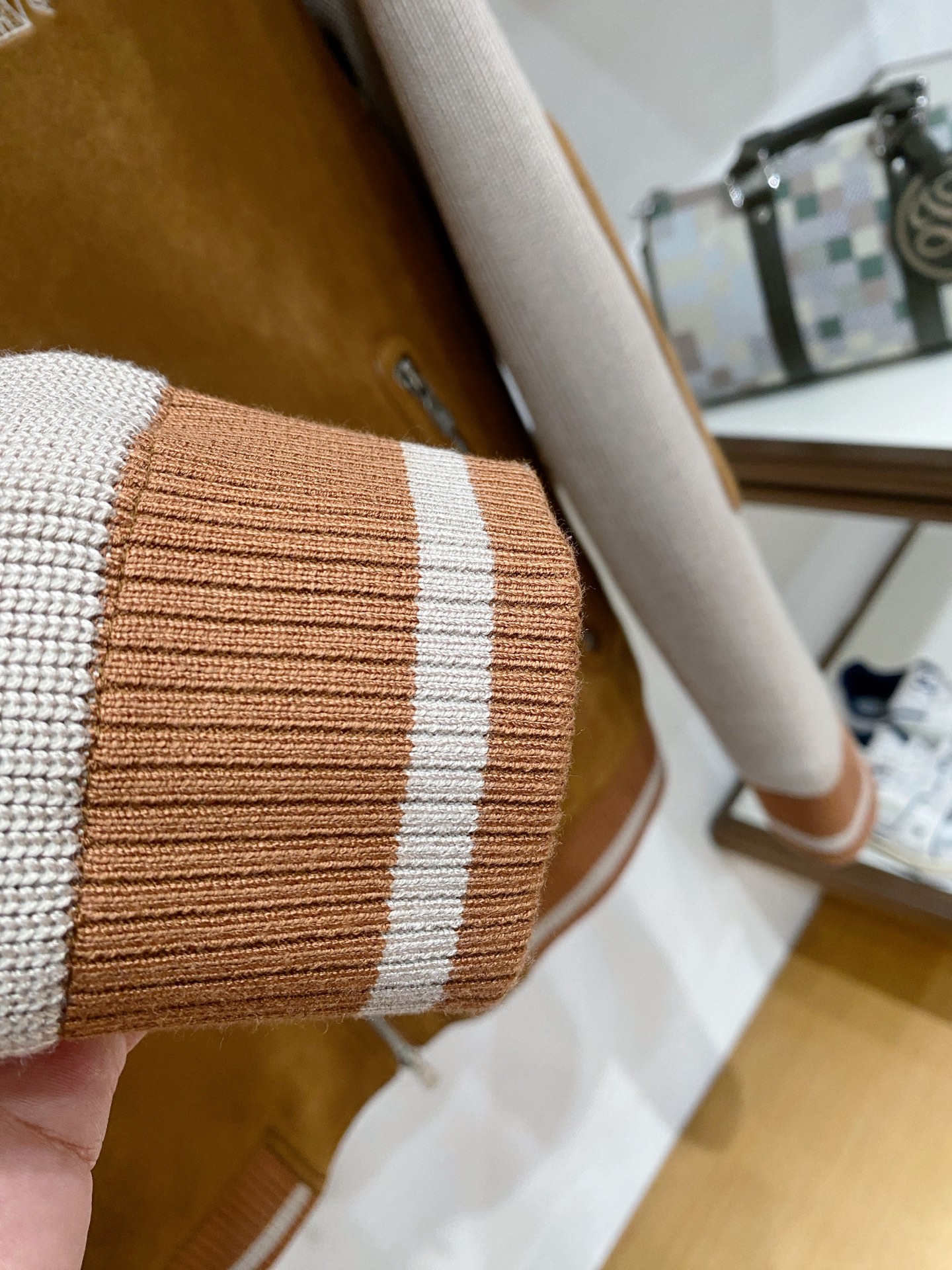 。 Brunello Cucinelli/布鲁内洛·库奇内利 2025秋冬新款麂皮拼针织羽绒服外套经典且