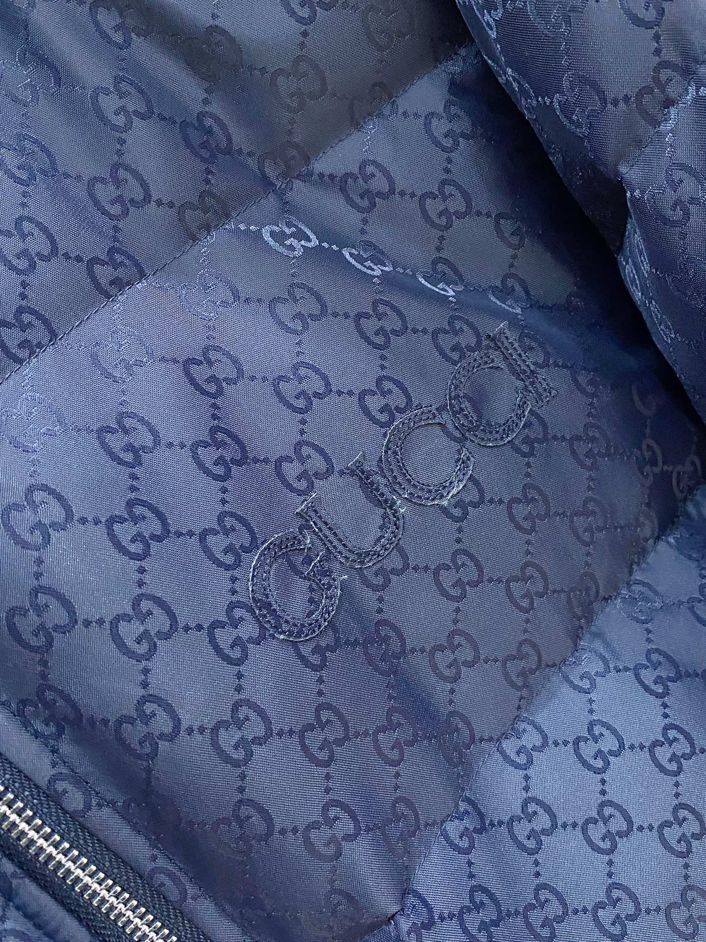 。Gucc&古赤FW2025新款羽绒服。定制全身暗花面料 立领设计，男女同款，时尚感满满。采用定制面料，