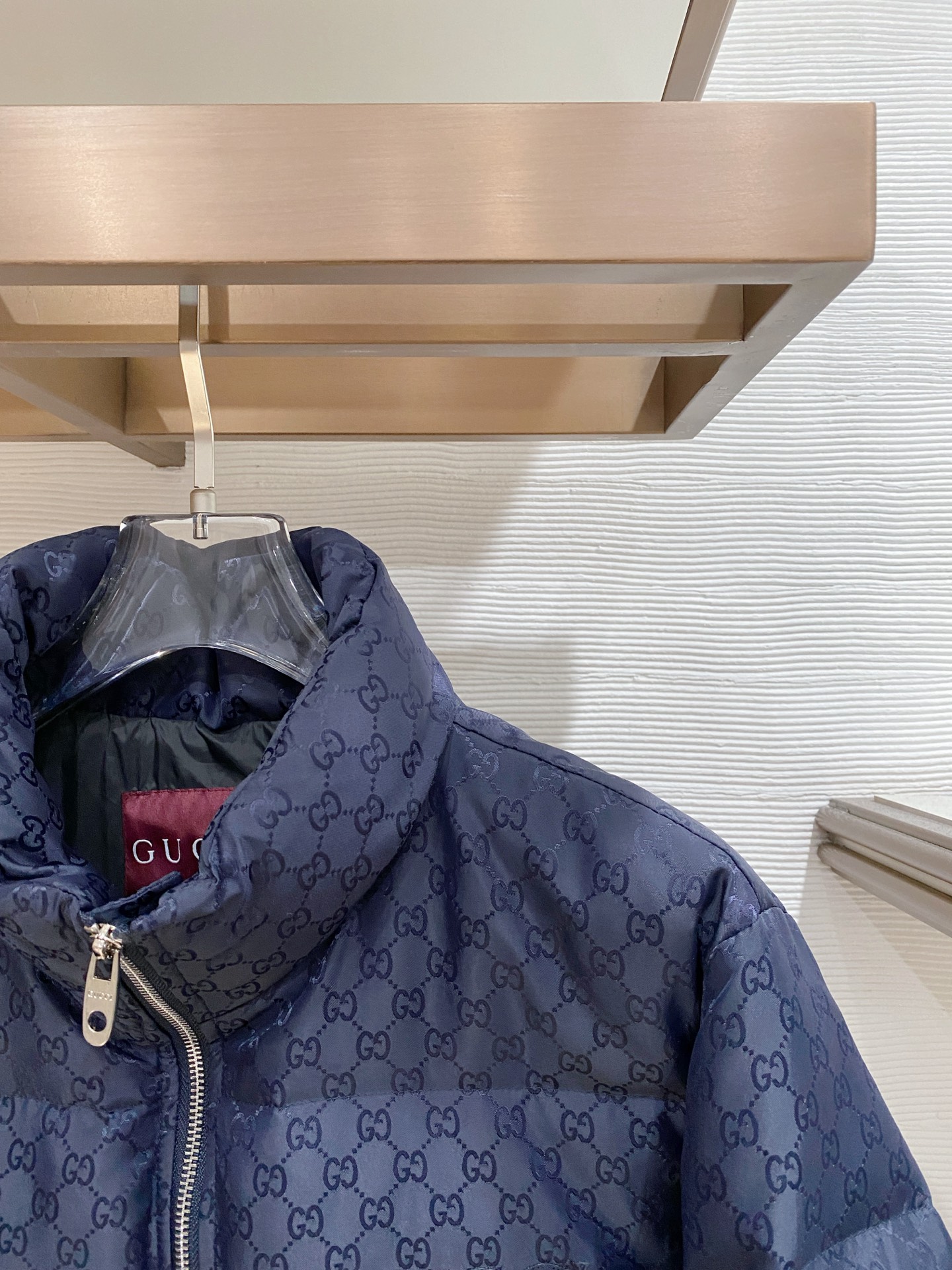 。Gucc&古赤FW2025新款羽绒服。定制全身暗花面料 立领设计，男女同款，时尚感满满。采用定制面料，